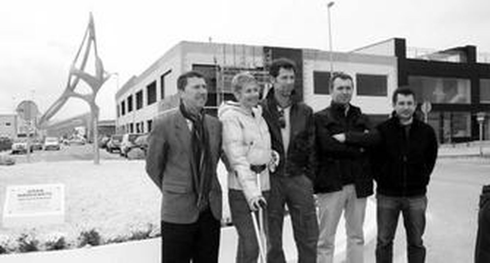 Manella, Arroyo, Bañares y otros dos concejales del Ayuntamiento de Tarifa, durante la inauguración de la escultura.