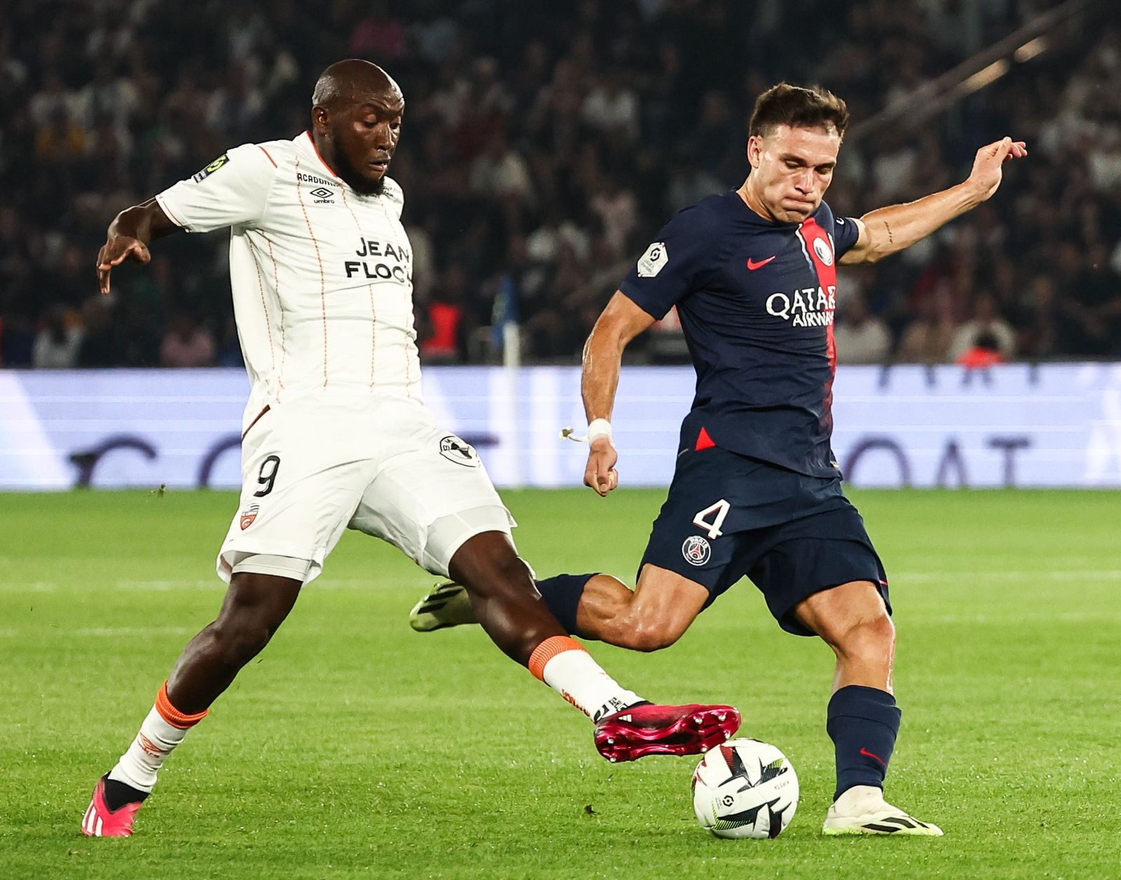Ibrahima Koné trata de robarle el balón a Ugarte durante el partido que enfrentó al Lorient con el PSG.