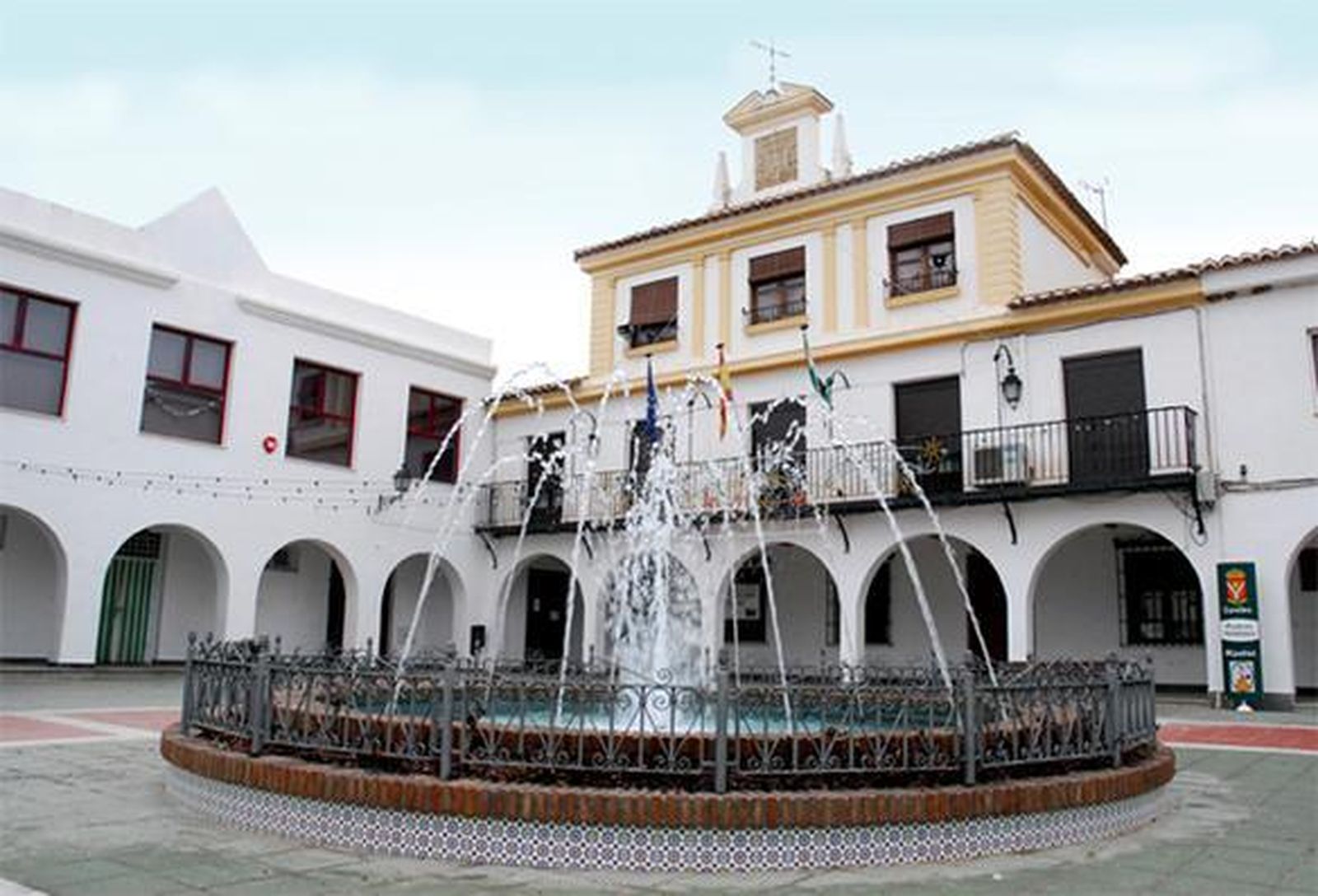 Fachada del Ayuntamiento de Caniles, lugar en el que se ha celebrado el pleno extraordinario