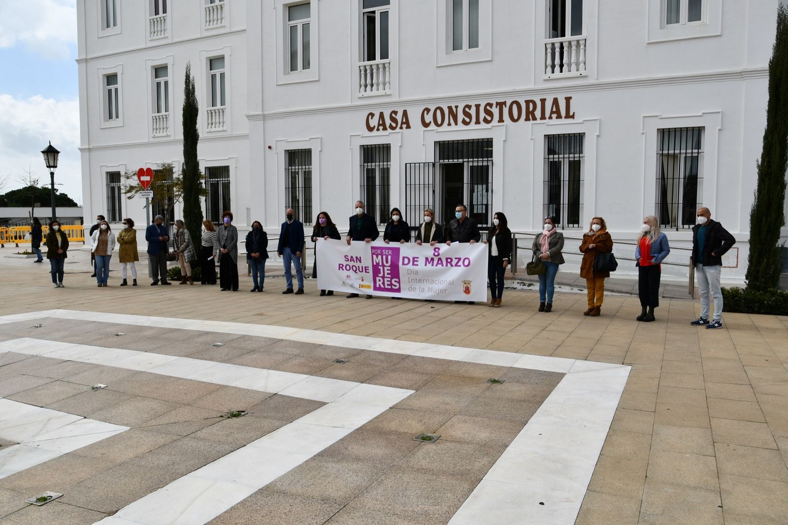 La concentración que se ha llevado a cabo en el Ayuntamiento de San Roque.