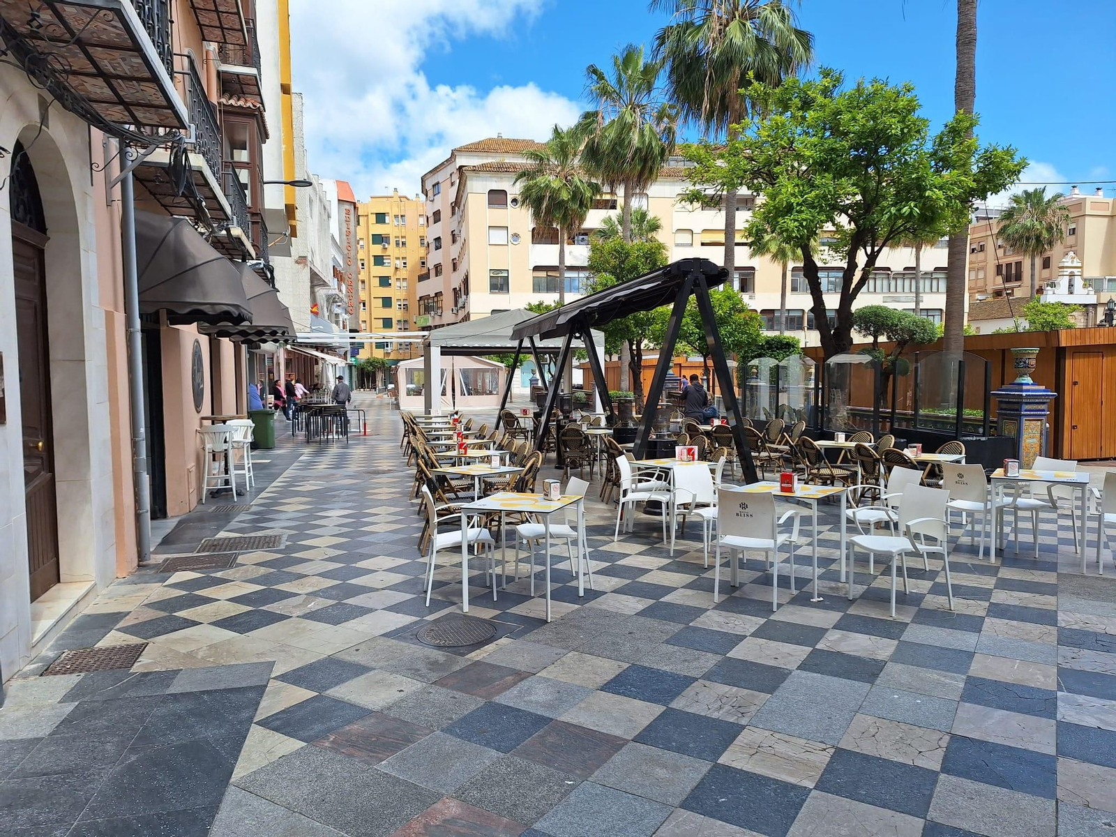 La terraza del Okay, sin clientes en la Plaza Alta.