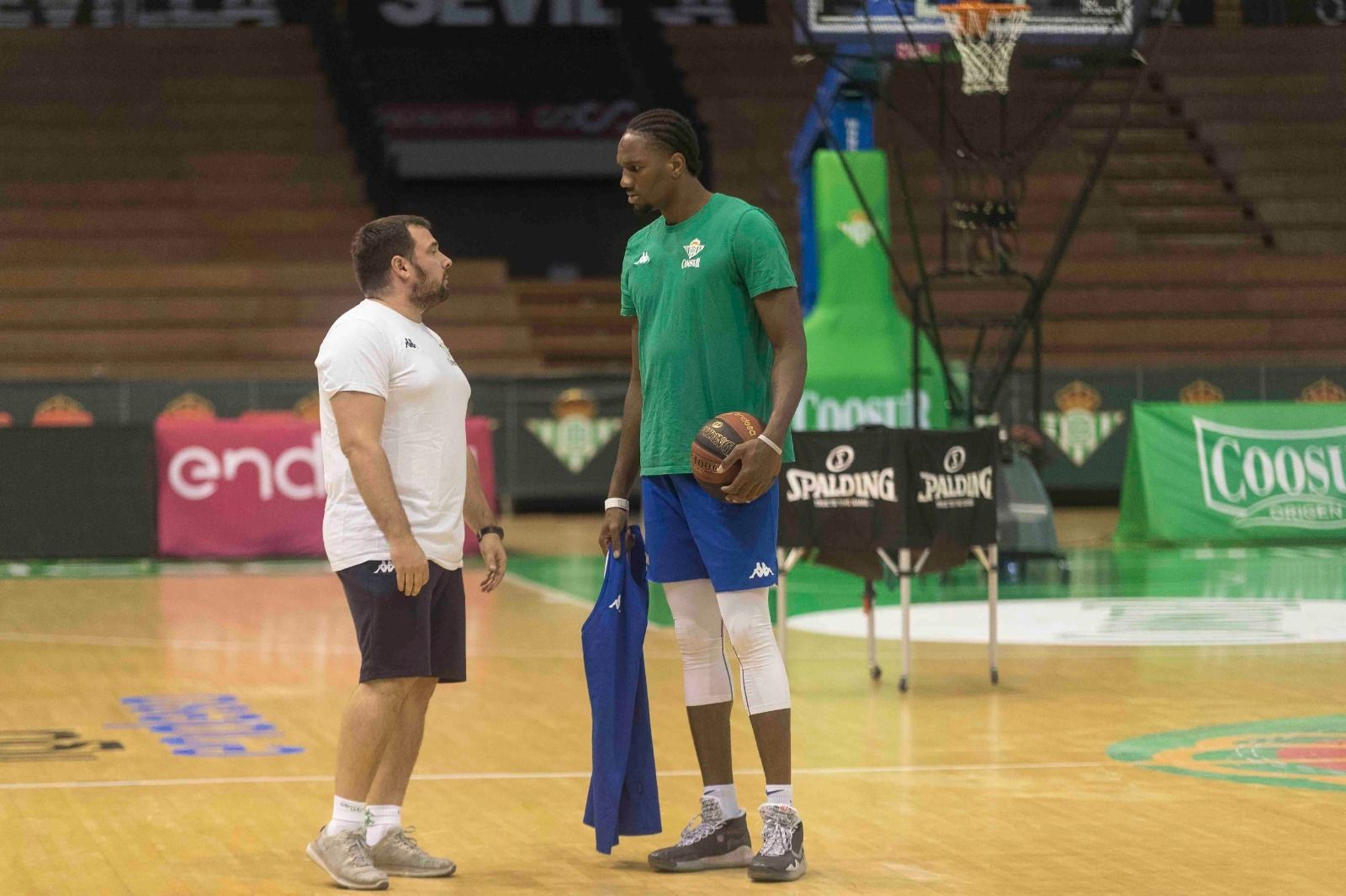 Izundu dialoga con el preparador físico Arnau Moreno.