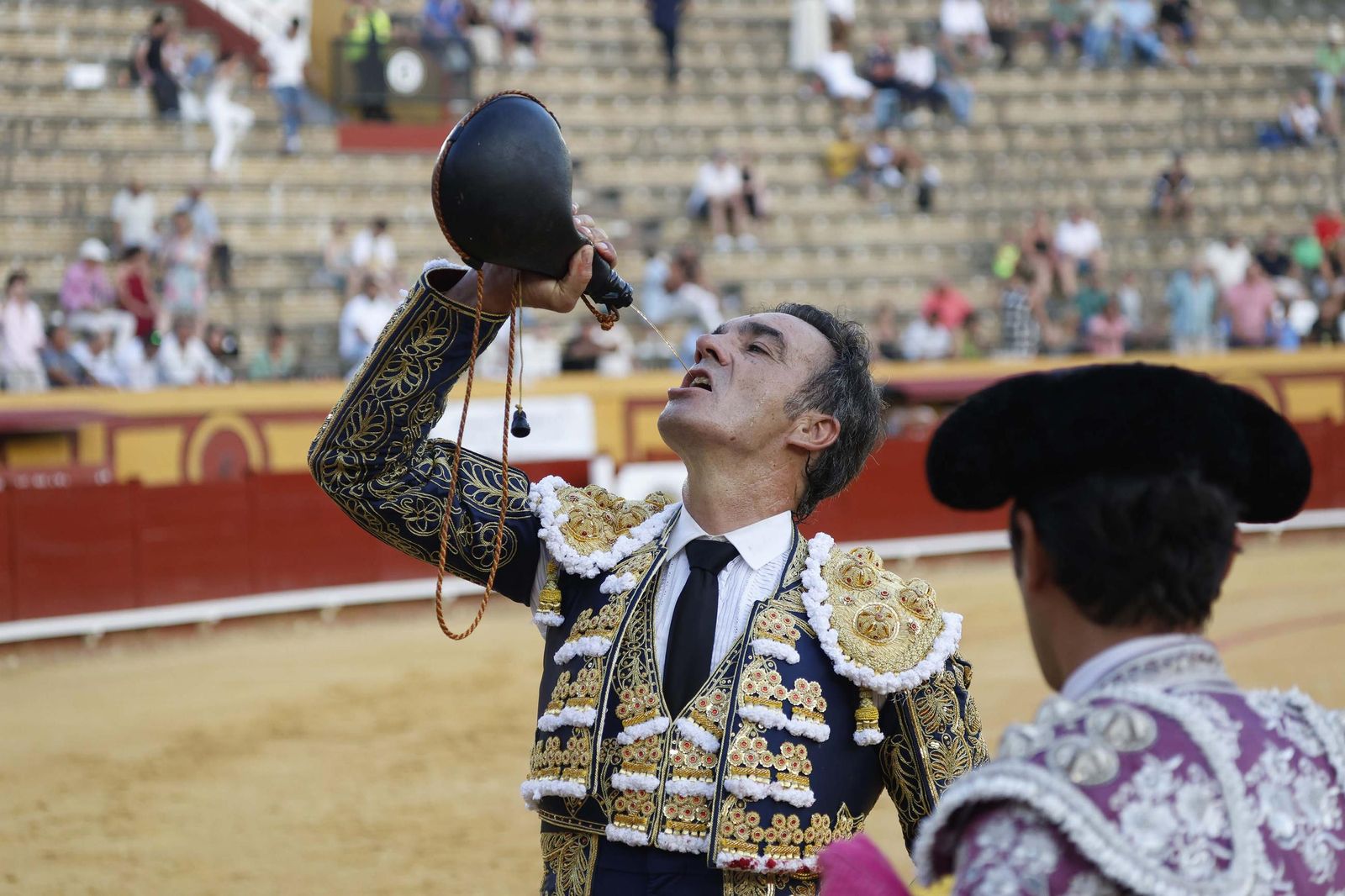 Una decepcionante corrida de Miura con Esaú Fernández a hombros cierra Algeciras