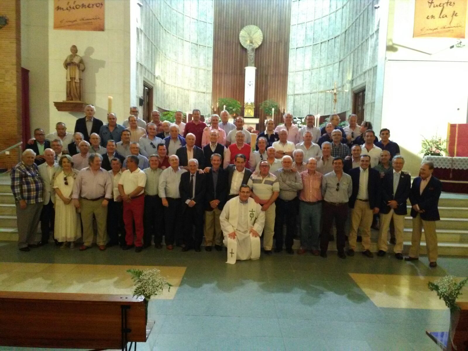 Asistentes a la celebración de la efeméride, posando tras el oficio religioso en la parroquia de Nuestra Señora de El Pilar, en el colegio Marianista.