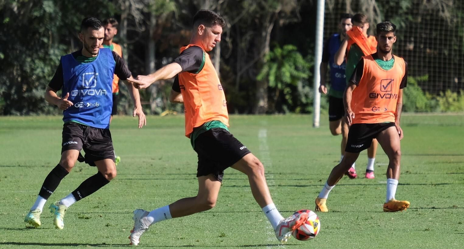 Alberto Toril golpea el balón en su primer entrenamiento con el Córdoba CF.