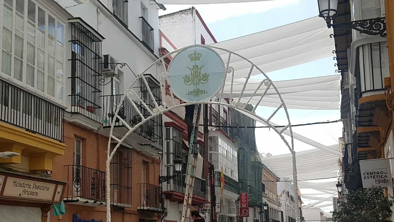 Uno de los arcos que se ha instalado para exornar el recorrido de la procesión.