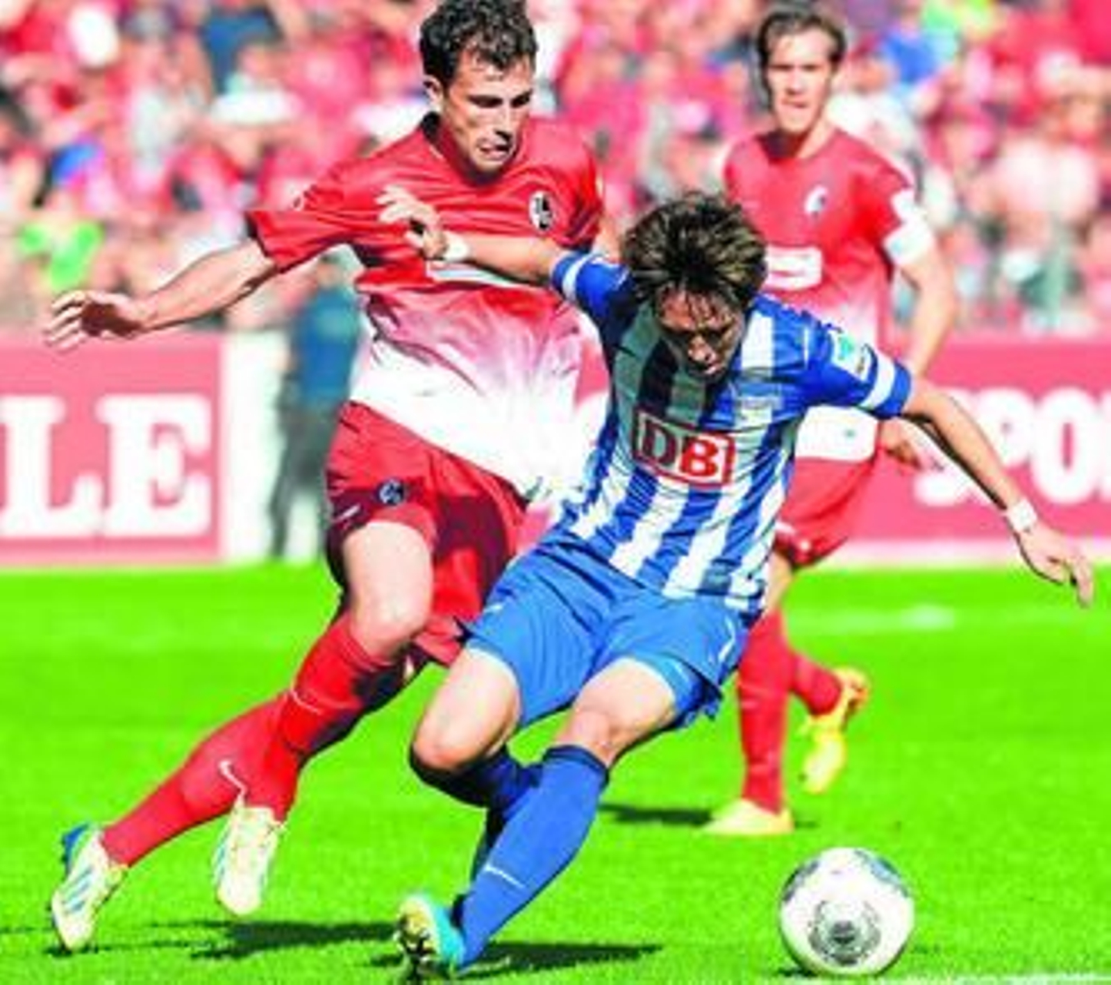 Mehmedi trata de driblar al japonés del Hertha Berlín Hosogai en el choque de la Bundesliga de hace dos jornadas.