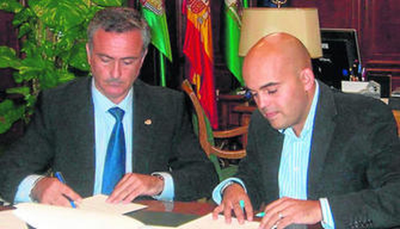 Juan Carlos Usero, presidente de la Diputación, y Valentín Sola, presidente de la FAAM, rubrican el convenio.