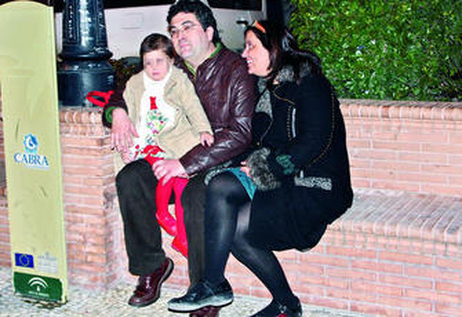 Alba R. M., junto a sus padres, ayer en el exterior del Círculo de la Amistad de la localidad de Cabra.