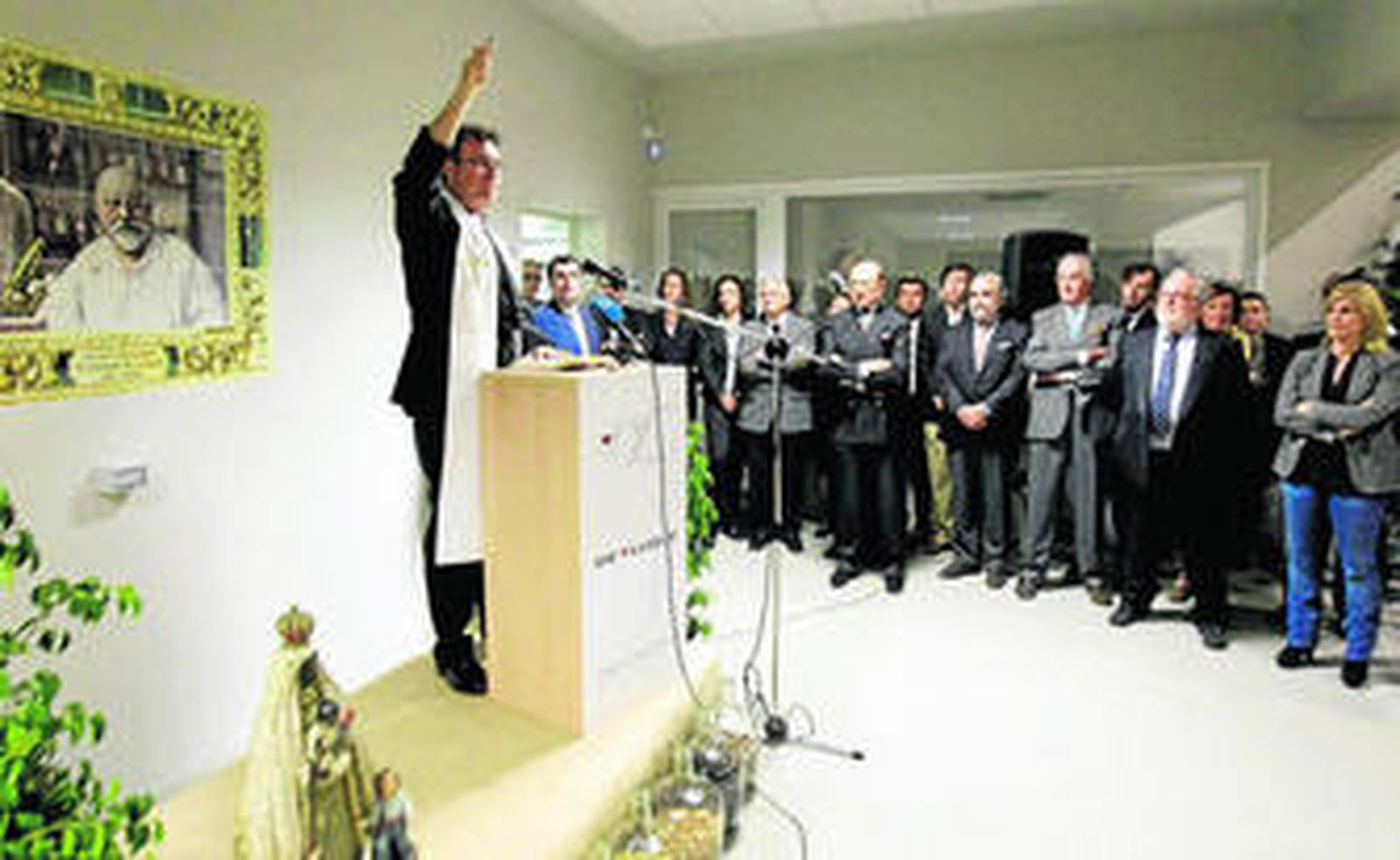 El padre Luis bendice las nuevas instalaciones, ayer, ante el ministro de Agricultura, la alcaldesa, la familia Luque, empresarios y bodegueros.