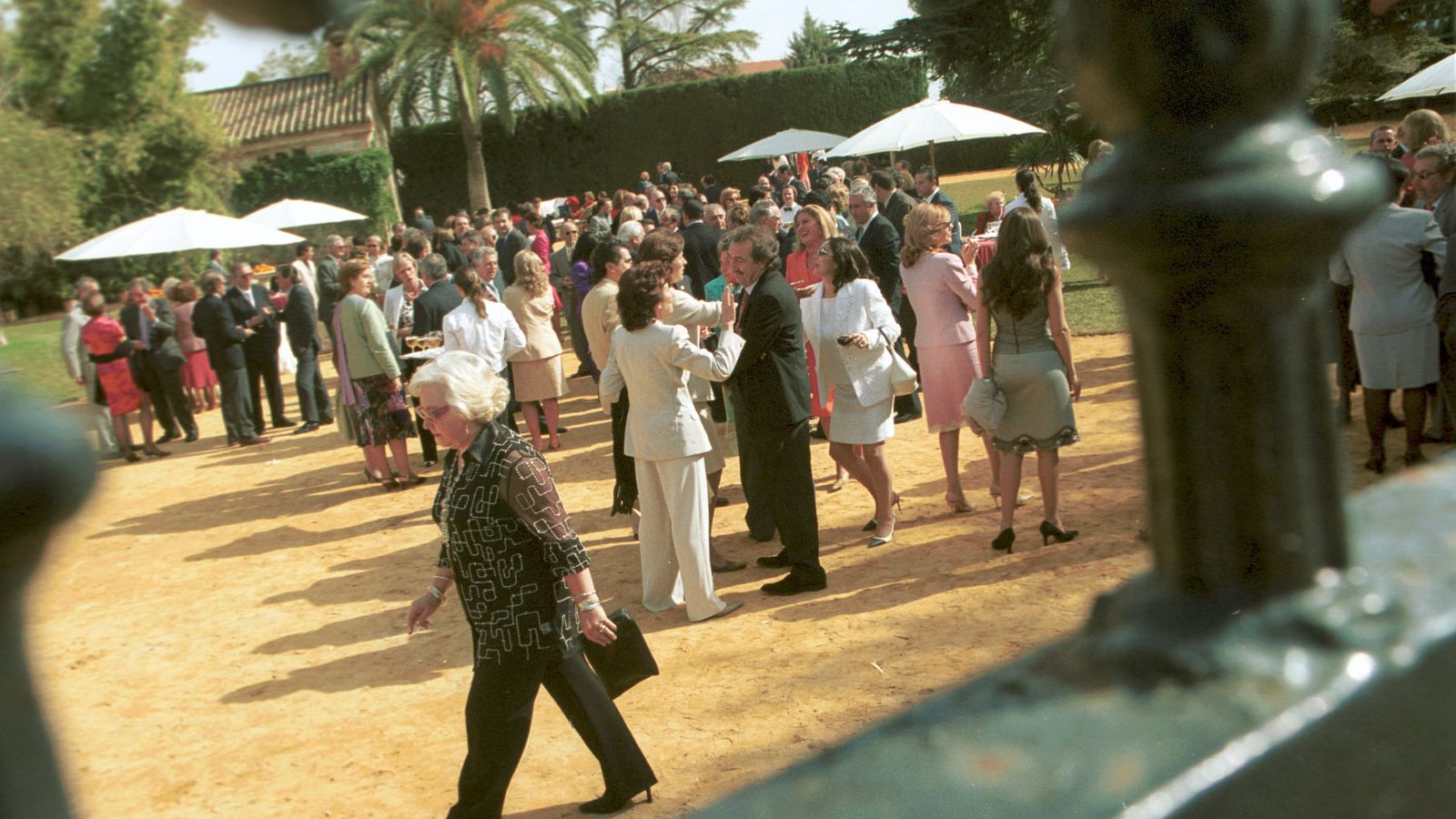 Celebración de una boda en unos jardines.