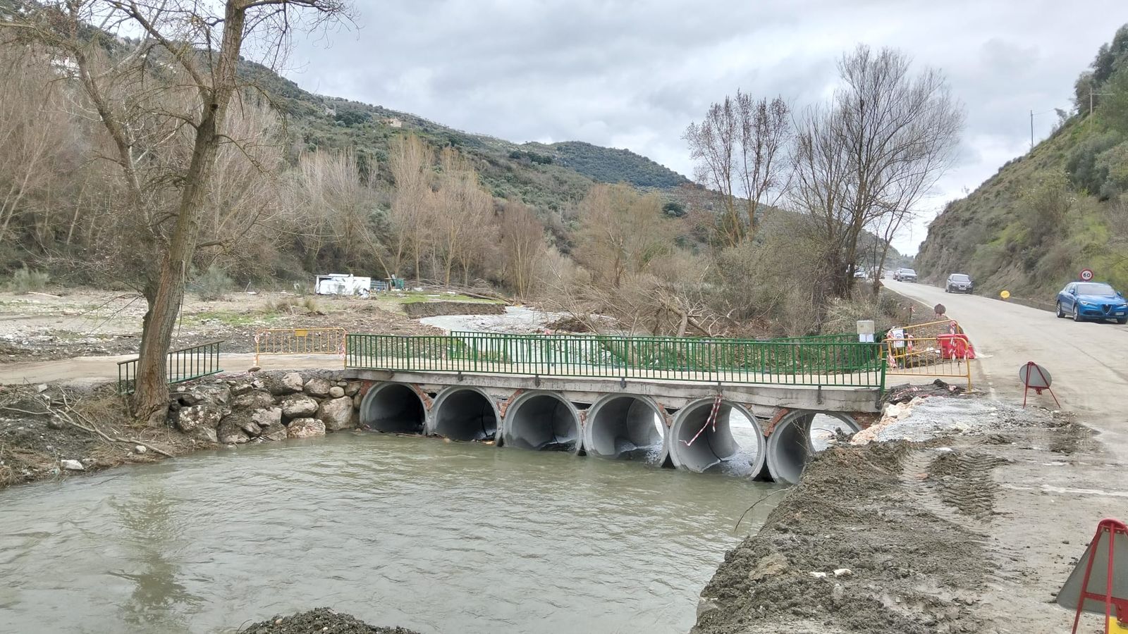 Arreglo provisional en el puente de acceso a la urbanización Aguas Blancas,