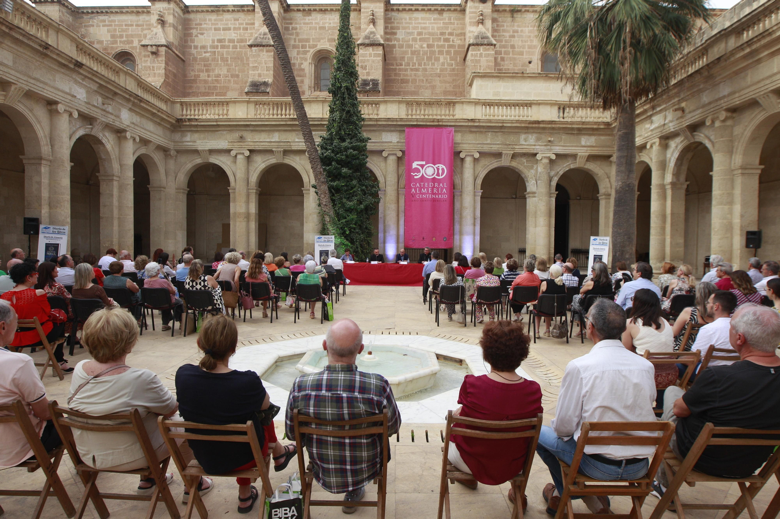 El escritor Jesús Sánchez Adalid, protagonista de Diario de los Libros, en la Catedral de Almería