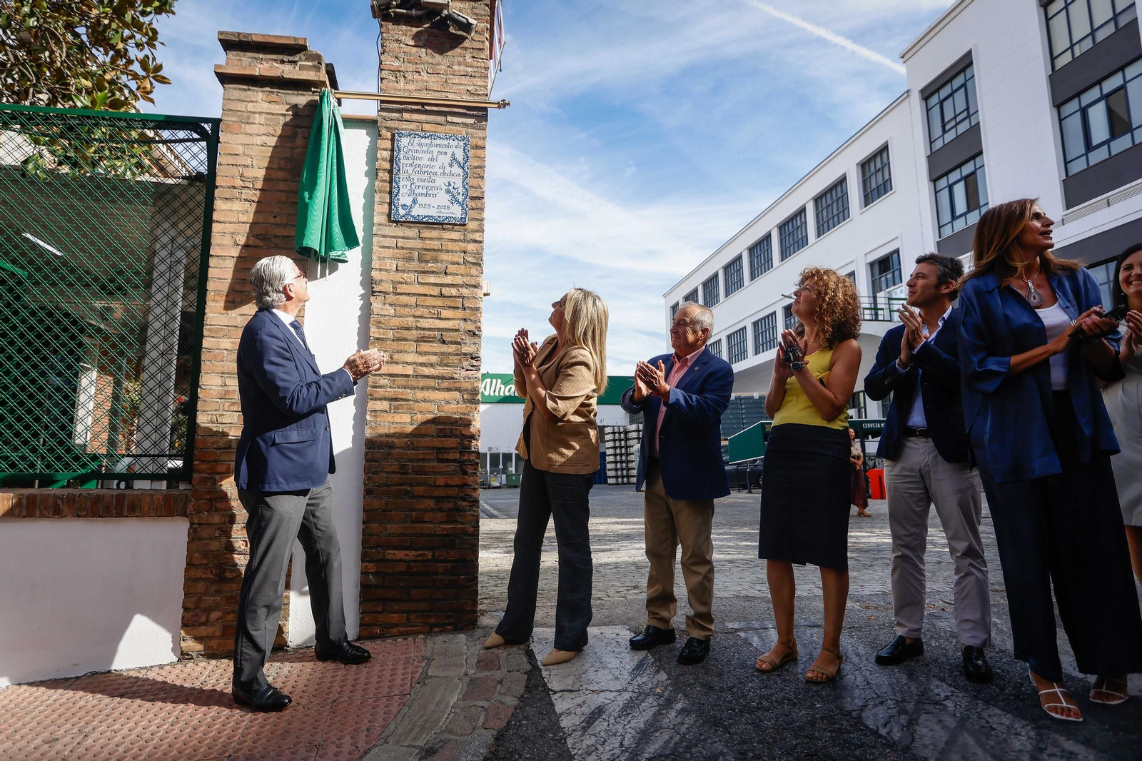 Momento del descubrimiento de la placa conmemorativa