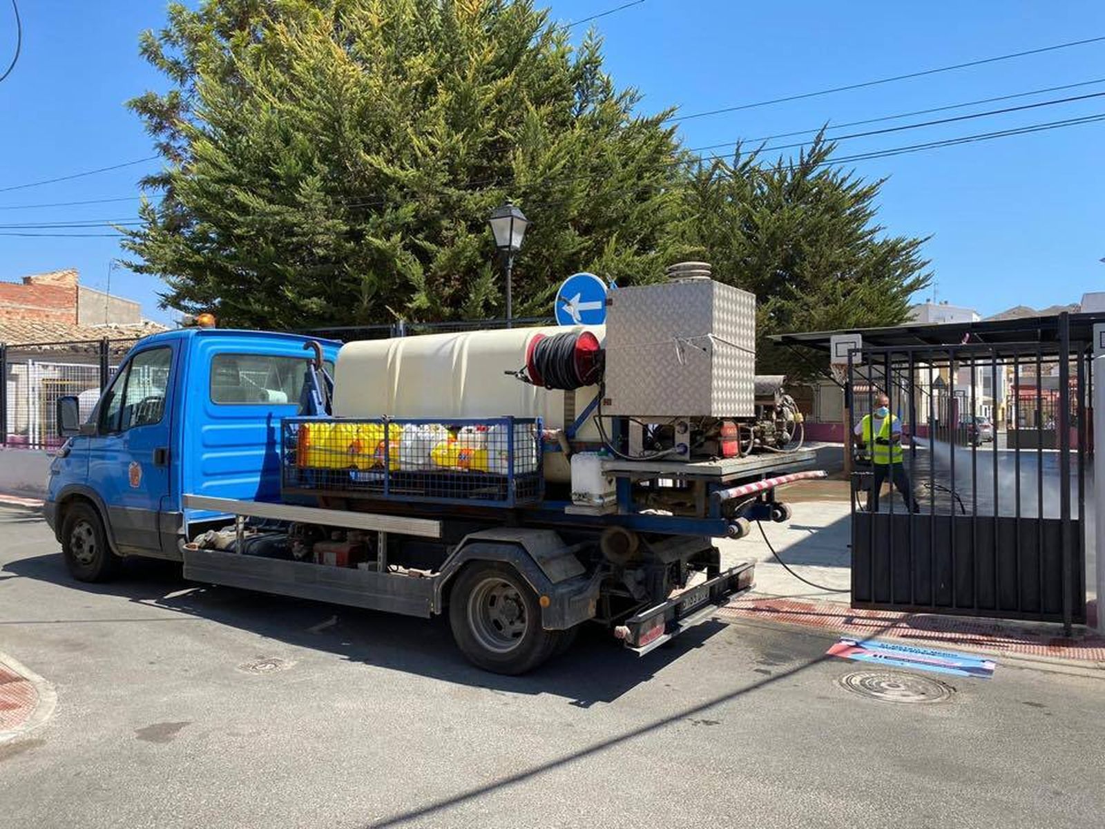 Durante estos días se intensifican las labores de desinfección en los centros.