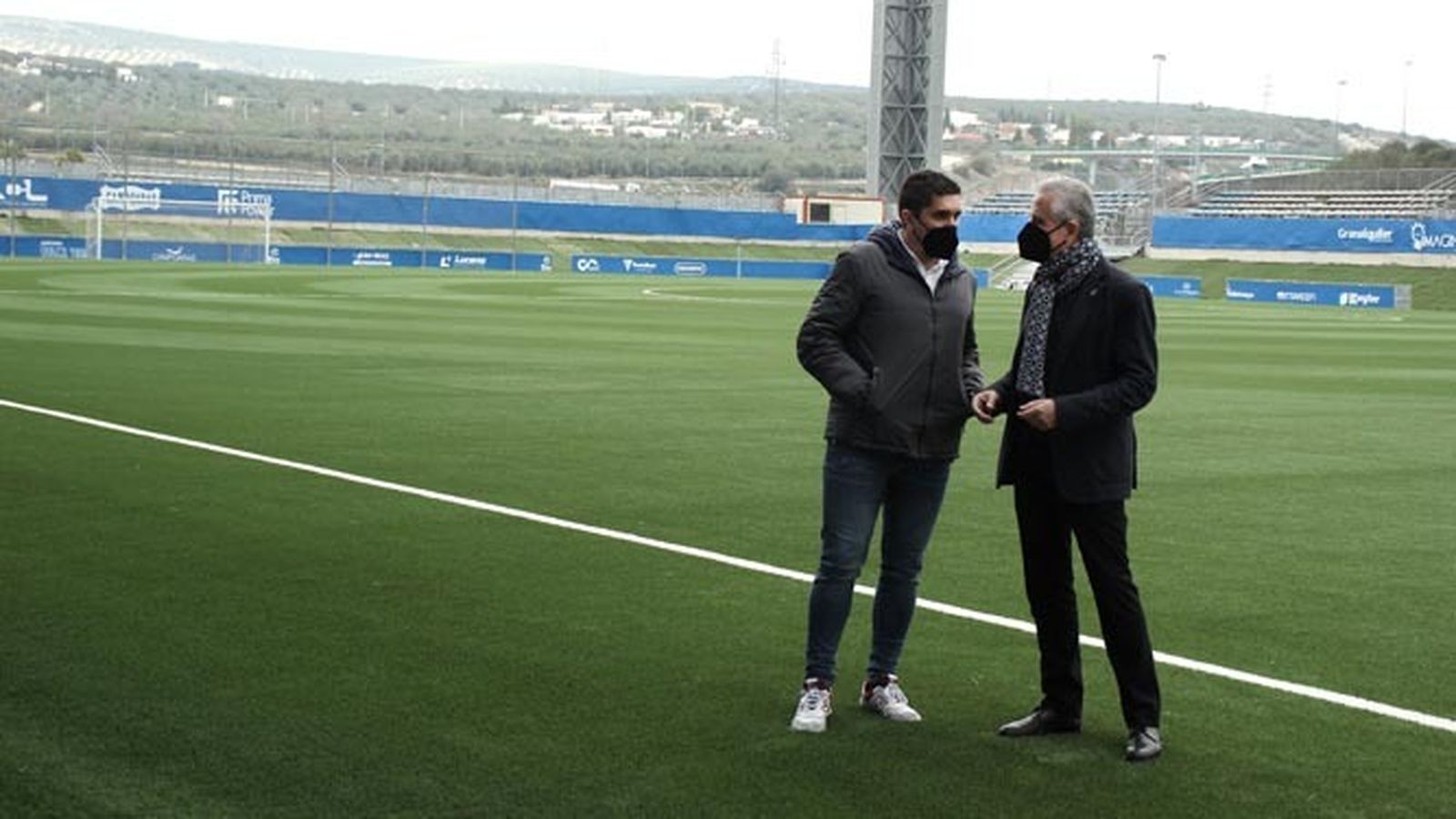 El concejal de Deportes, Alberto Lora; y el alcalde, Juan Pérez, delante del nuevo césped.