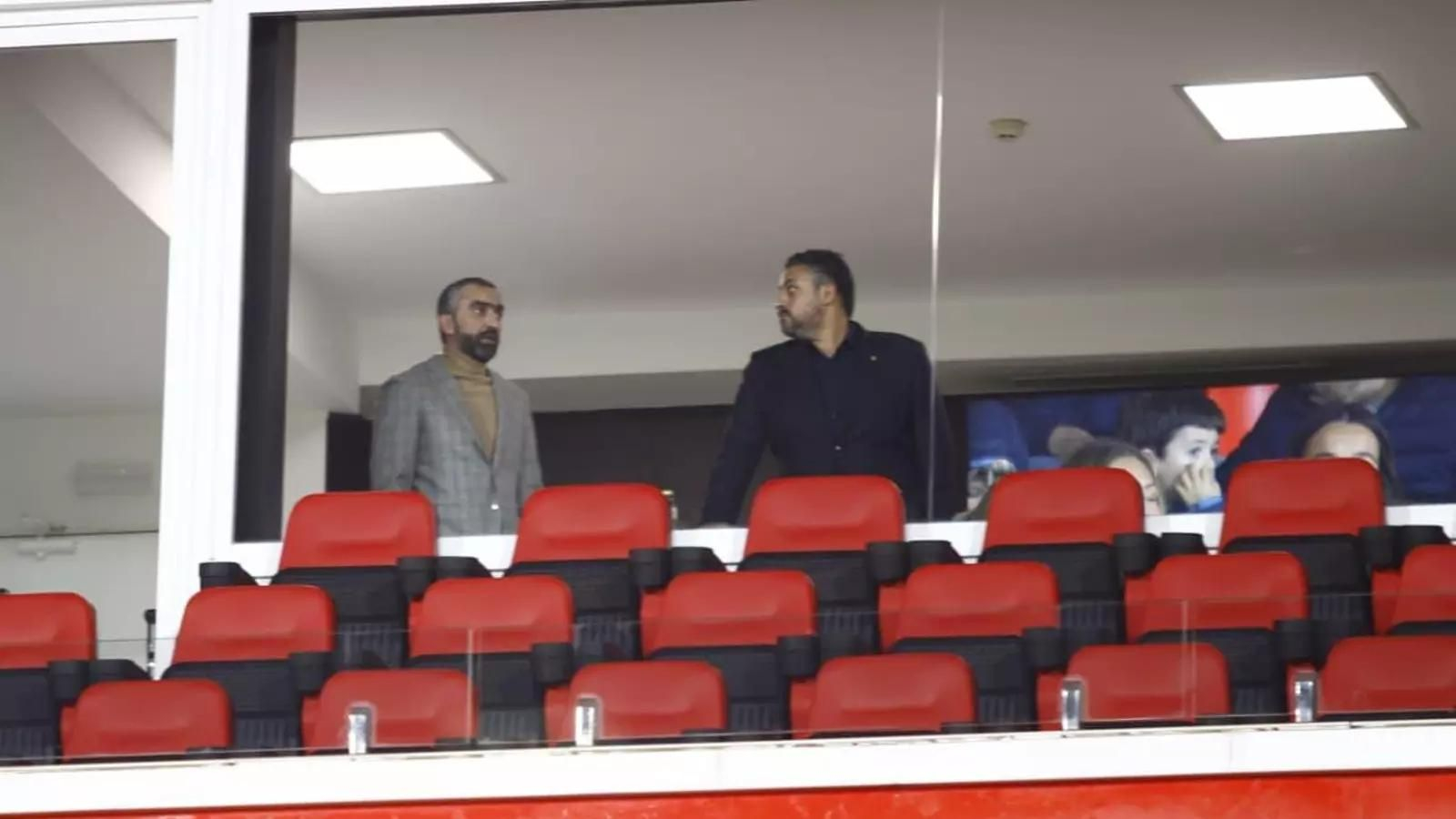 Assy, CEO del la UDA, junto a Ibrahim Fathy, en el antepalco del estadio