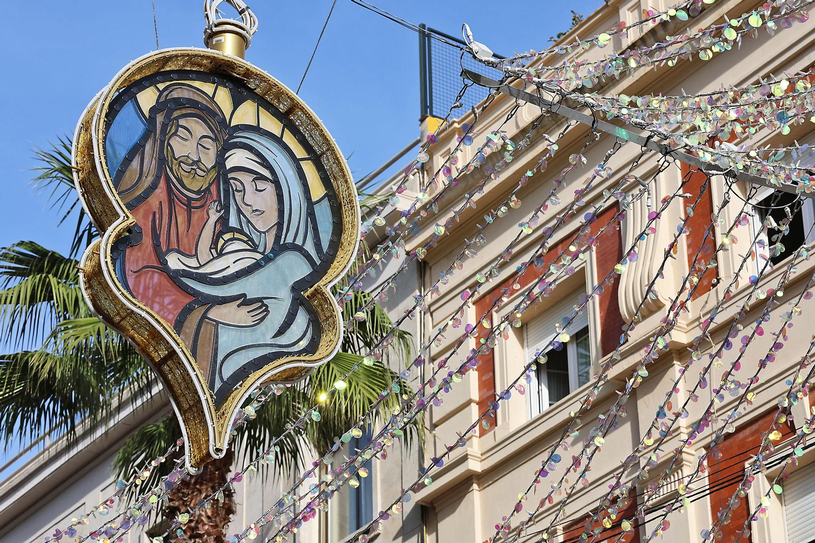 El alumbrado de Navidad ya luce en la Gran Vía de Huelva