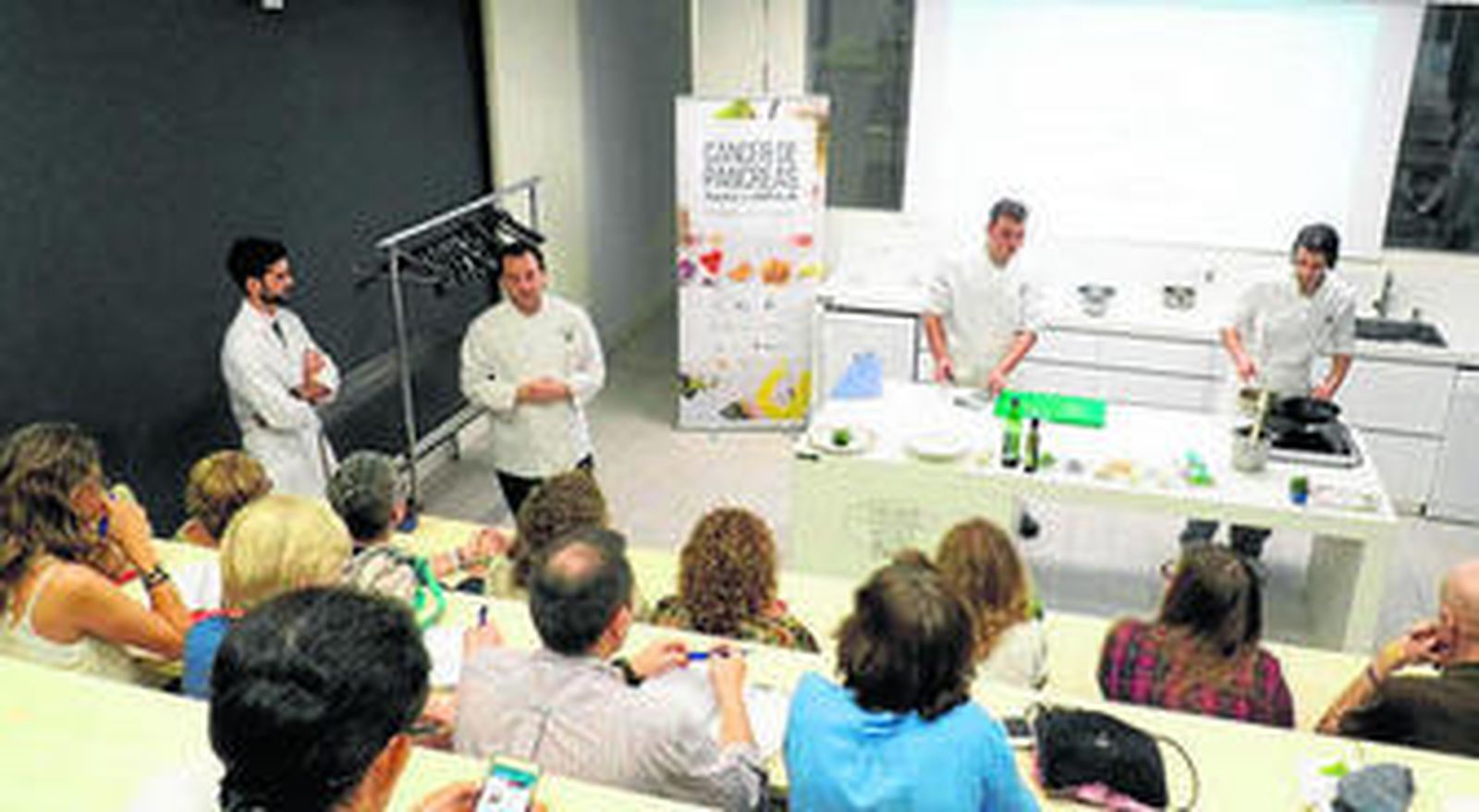 Fermín López, jefe de cocina de la Escuela de Hostelería de Sevilla durante el taller práctico.