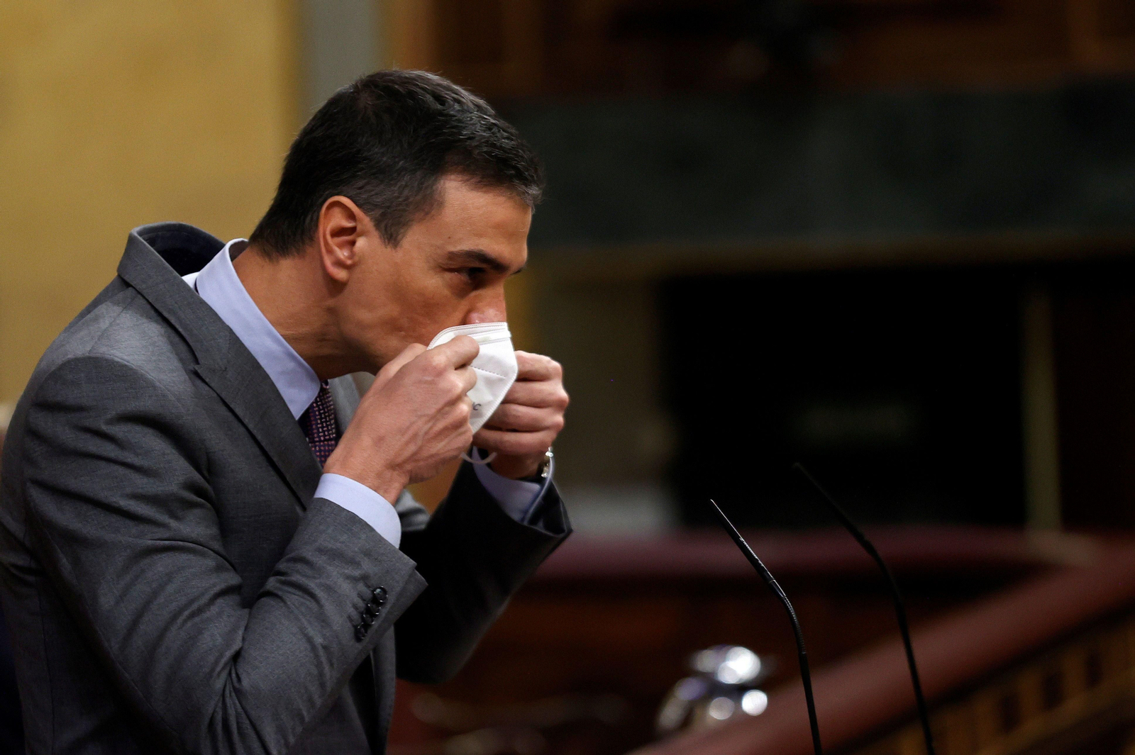 Pedro Sánchez se quita la mascarilla en el Congreso Pedro Sánchez se quita la mascarilla en el Congreso