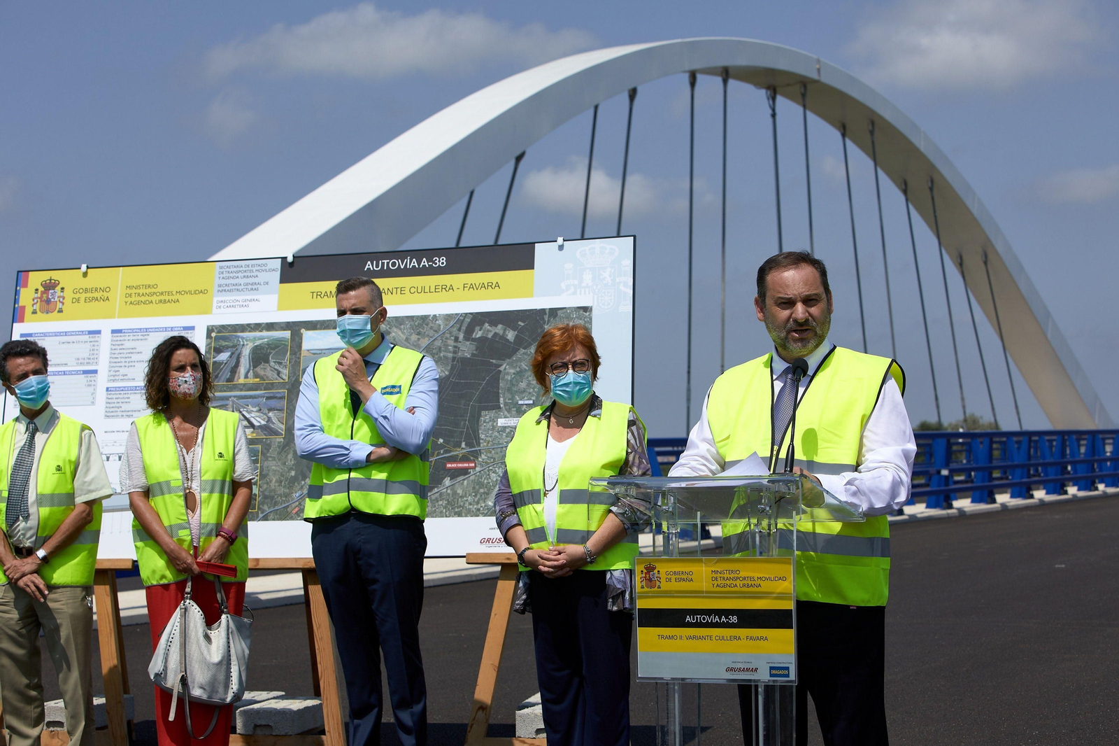 El ministro de Transportes, José  Luis  Ábalos  (dcha), acompañado por la delegada del Gobierno, Gloria Calero (2ª dcha), y el alcalde de Cullera, Jordi Mayor (centro), durante su visita a las obras de la variante Cullera-Favara de la N332.