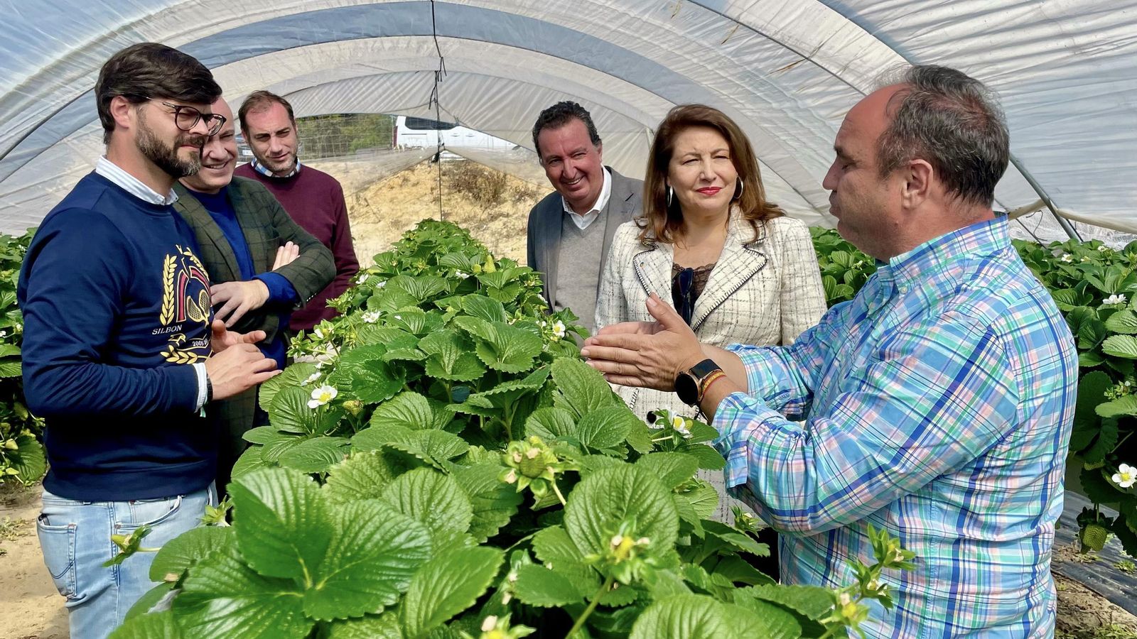 Carmen Crespo durante su visita a una finca agrícola en Rociana del Condado.