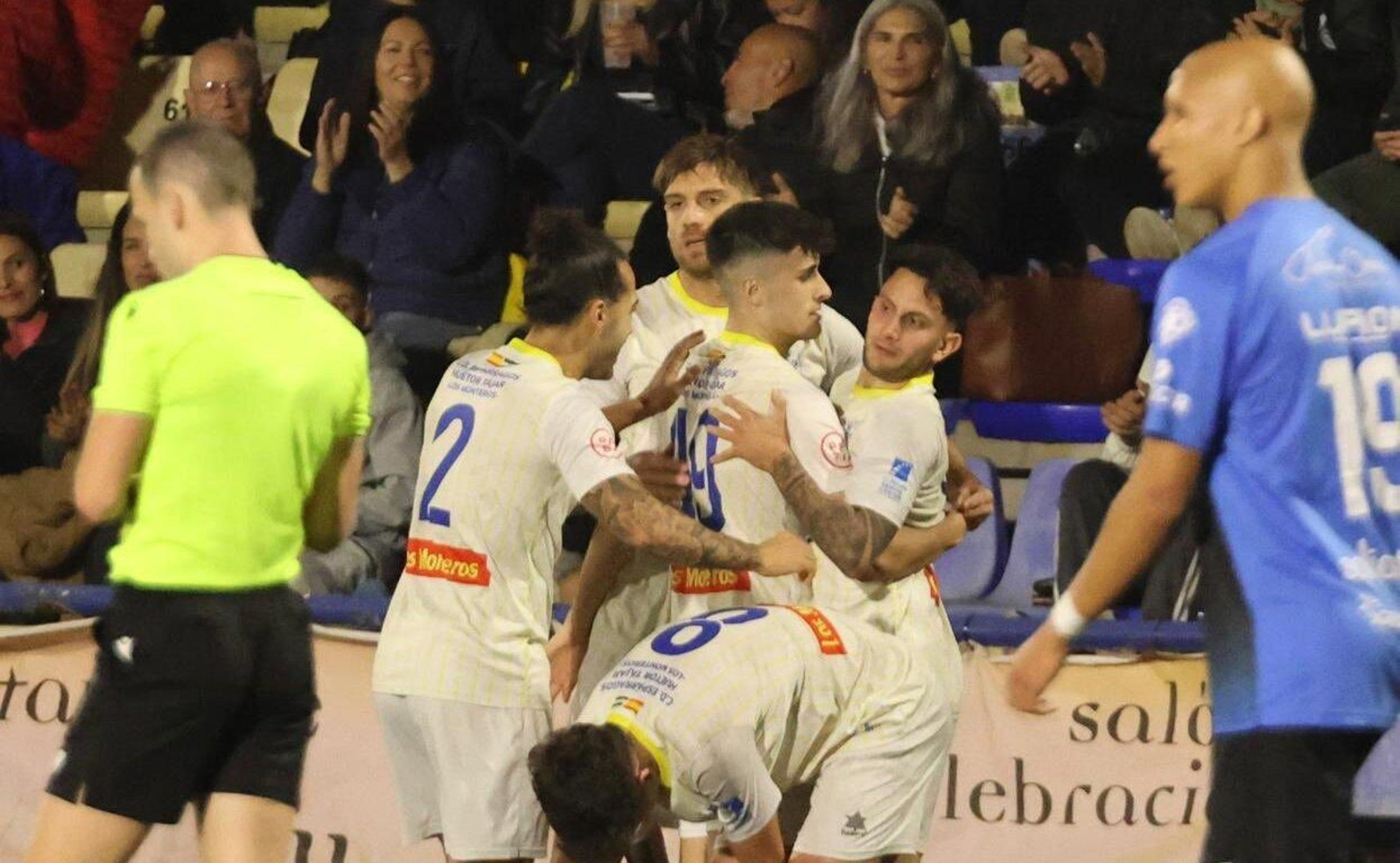 Los jugadores del conjuntoo hueteño celebran su gol ante la frustración del almeriense Hamza.