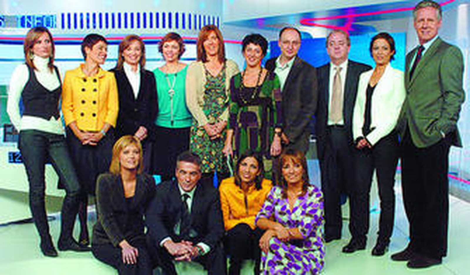 Los presentadores de los informativos de TVE en la presente temporada, con los directores Pons y Llorente.