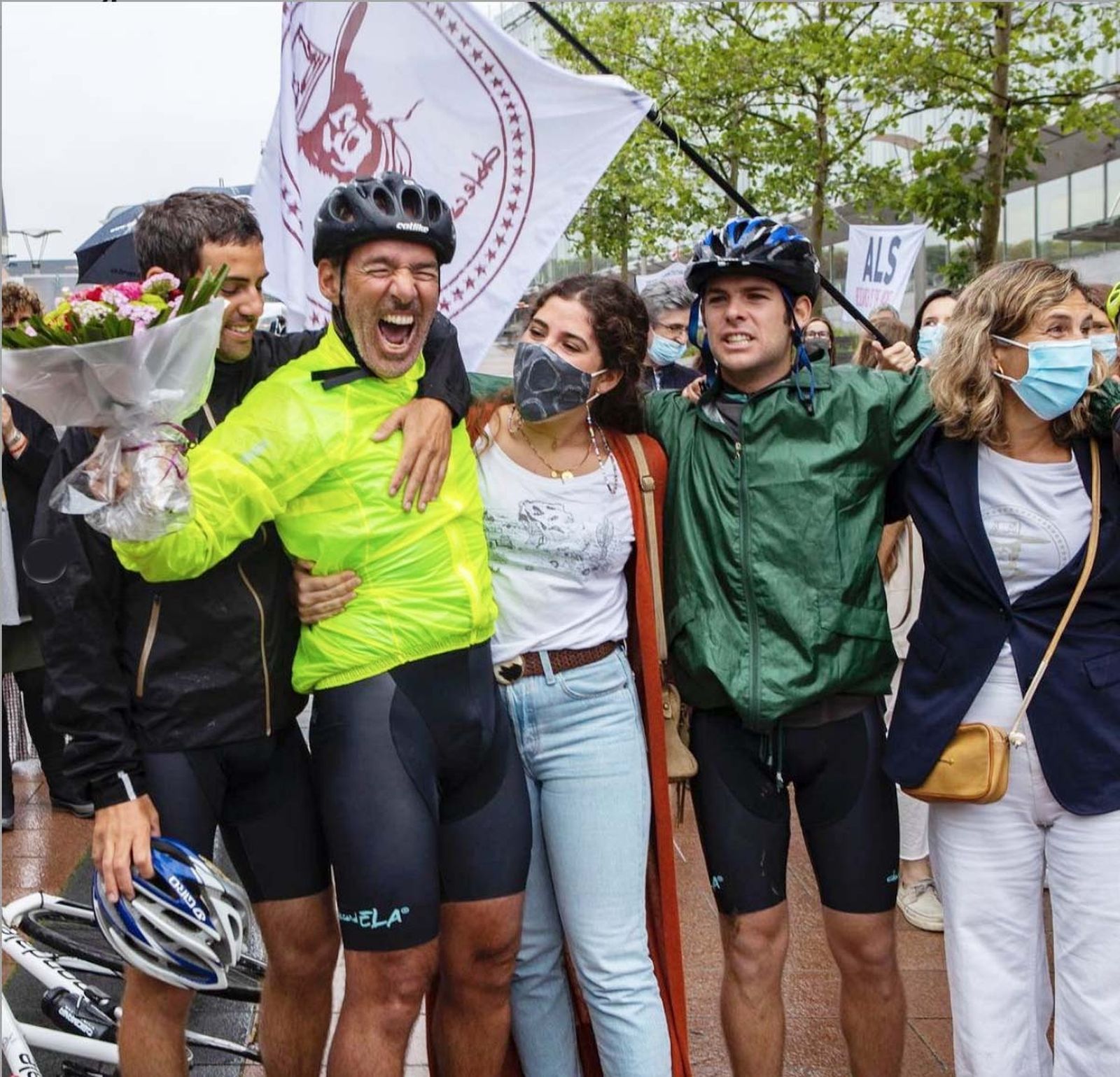 Jaime Lafita tras llegar en bicicleta a la sede del Parlamento Europeo de Bruselas.