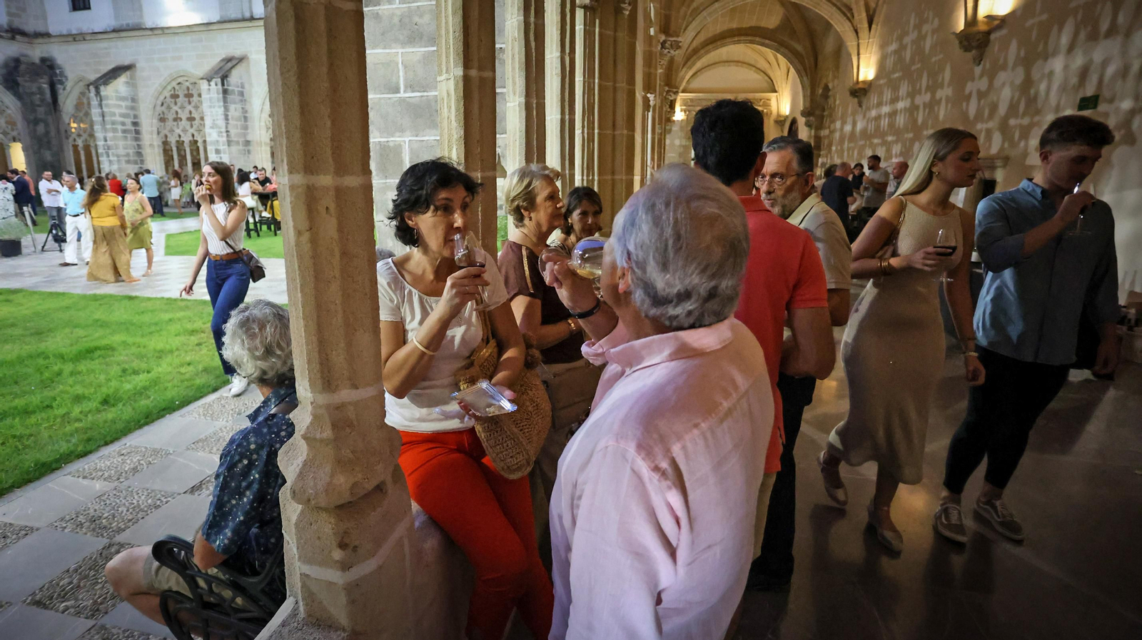 Éxito de 'Entrevinos tintos y blancos' en los Claustros de Jerez