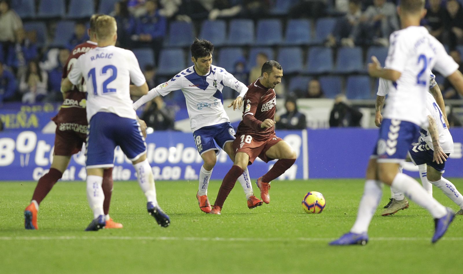De las Cuevas, presionado por Borja Lasso, en el partido ante el Tenerife.