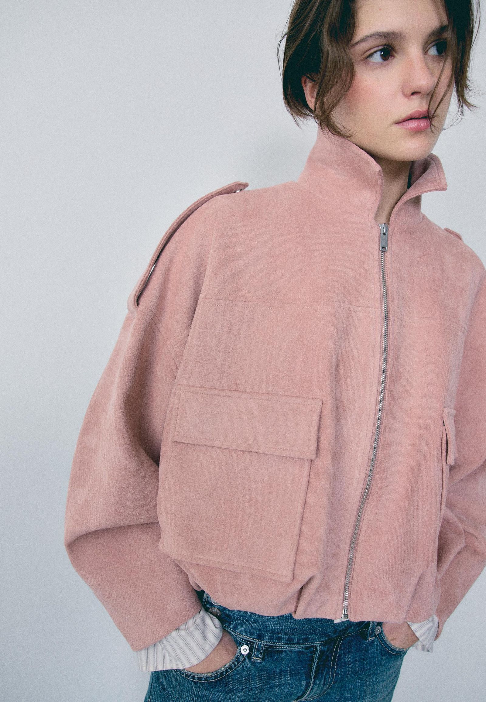 Chaqueta rosa de Stradivarius.