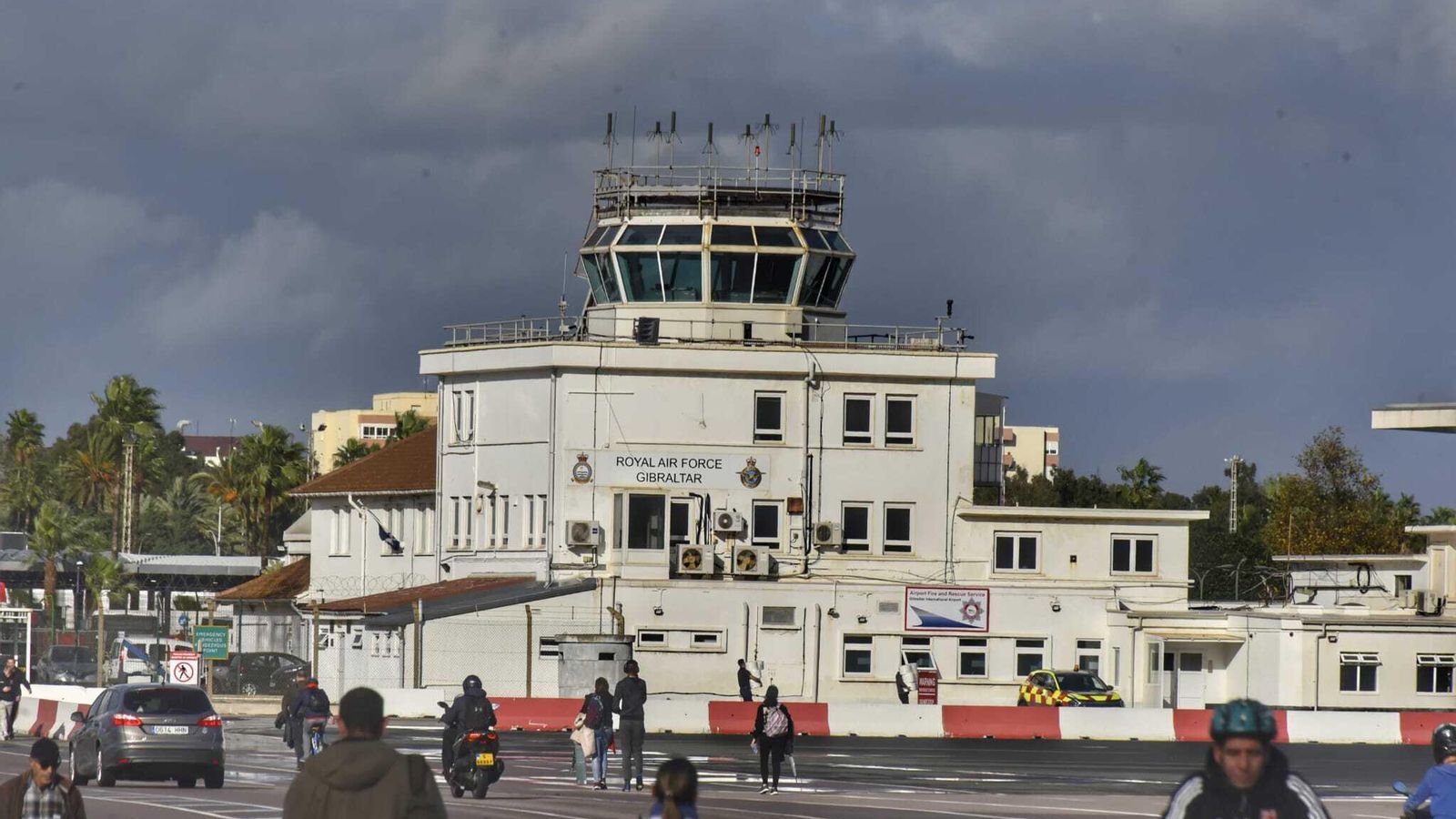 Edificio de las fuerzas aéreas británicas en Gibraltar. Edificio de las fuerzas aéreas británicas en Gibraltar.