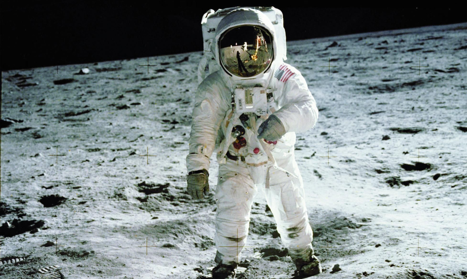 Neil Amstrong pisa la luna en el primer viaje al satélite.