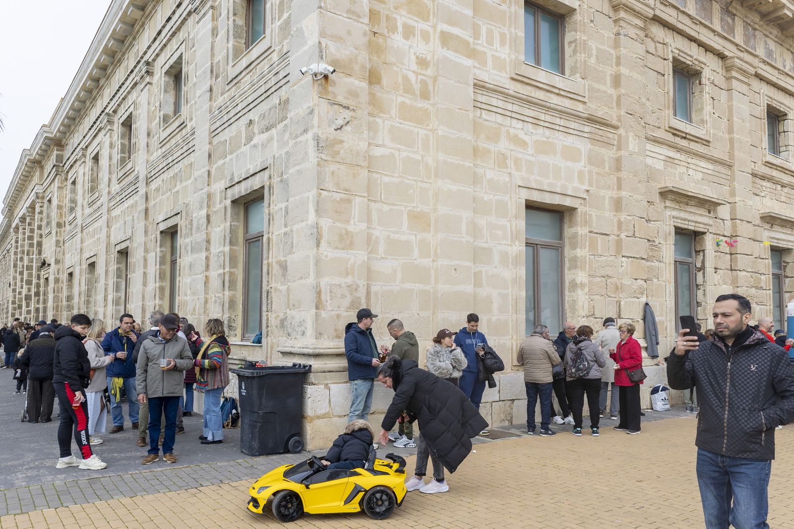 Las imágenes de la Chicharronada y la Gambada del Carnaval de Cádiz 2025