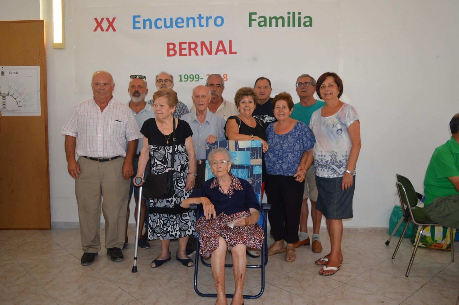 Los primos junto a la tía Carmen.