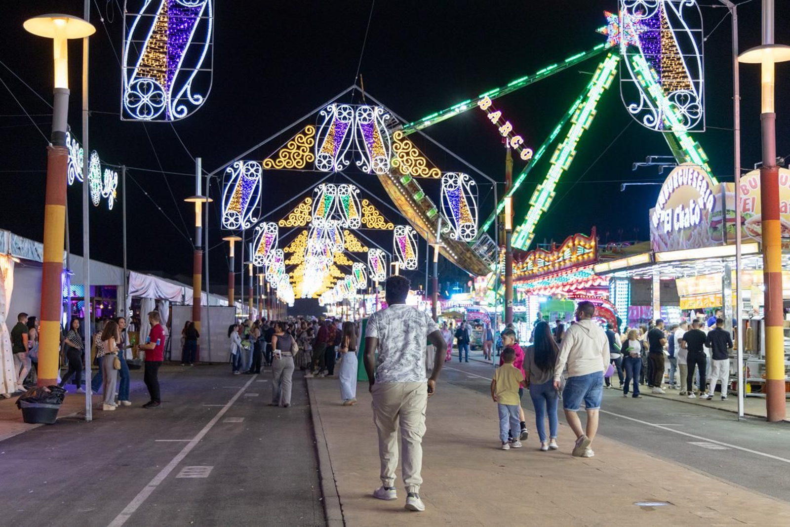 Los jiennenses disfrutan una noche más de la Feria de San Lucas