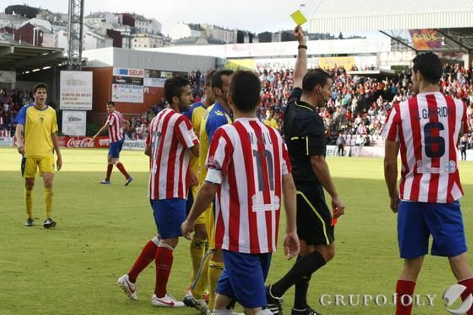 El colegiado Hernández Cifuentes se convirtió en el triste protagonista del encuentro. 

Foto: LOF