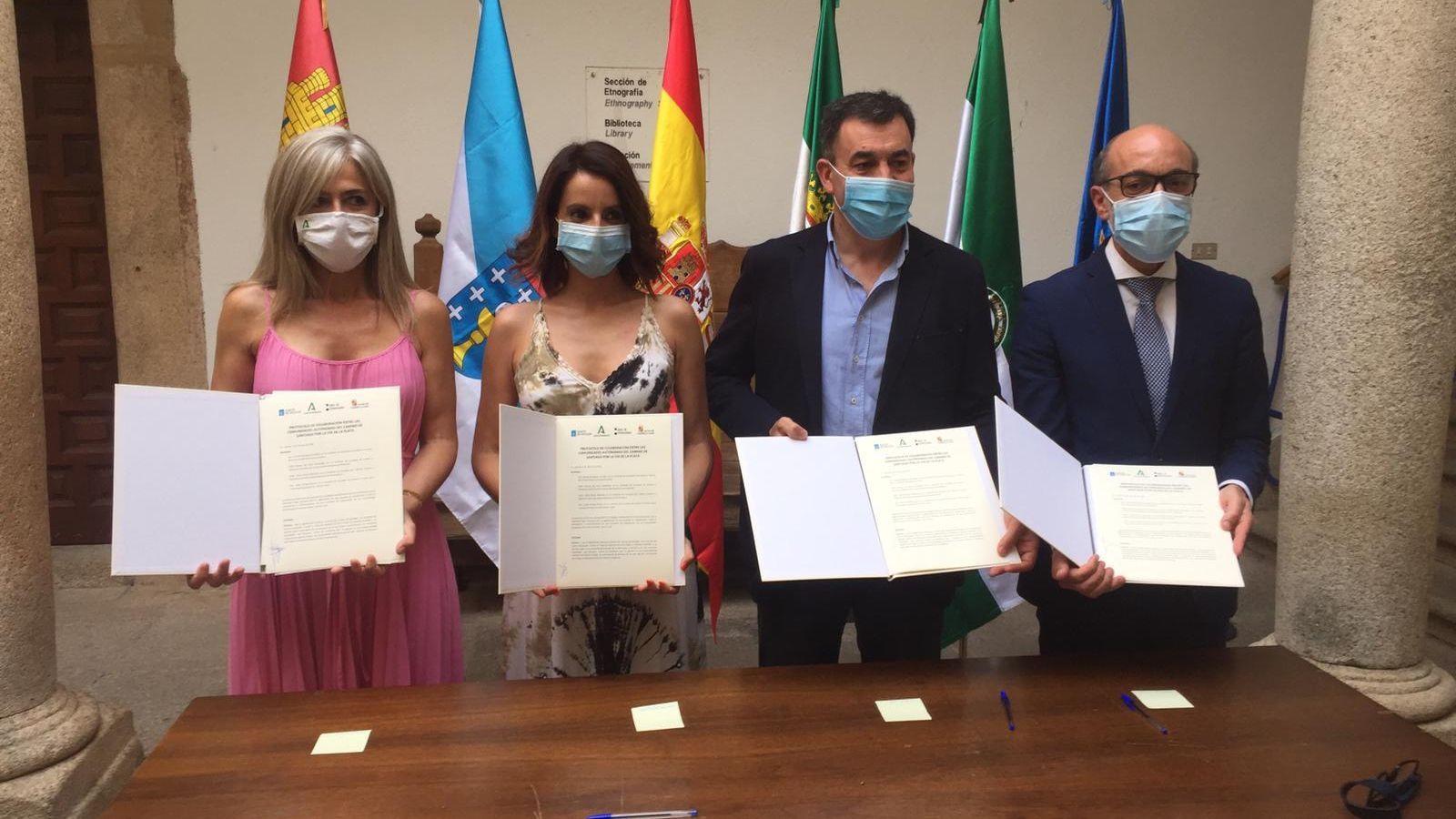 Los consejeros con el acuerdo de colaboración.