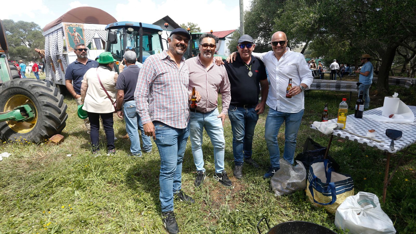 Búscate en las fotos del domingo en la romería de Los Barrios