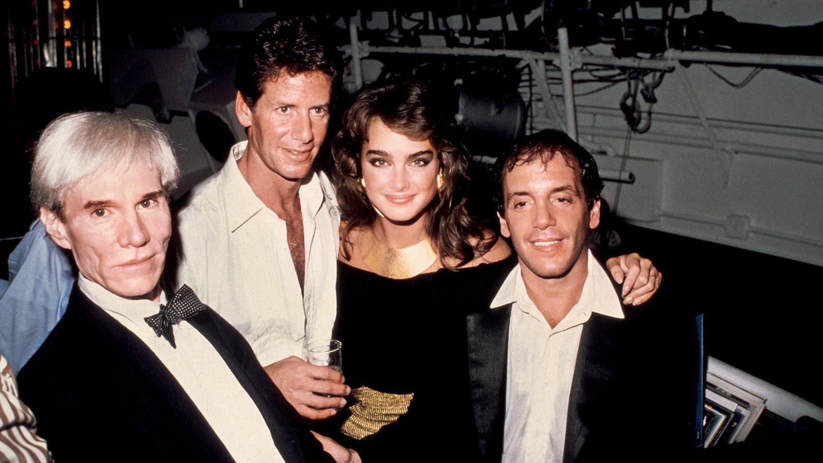 El diseñador Calvin Klein y la actriz Brooke Shields también eran habituales de las noches de Studio 54 (en la imagen ambos junto a Andy Warhol y a Steve Rubell, dueño del club).