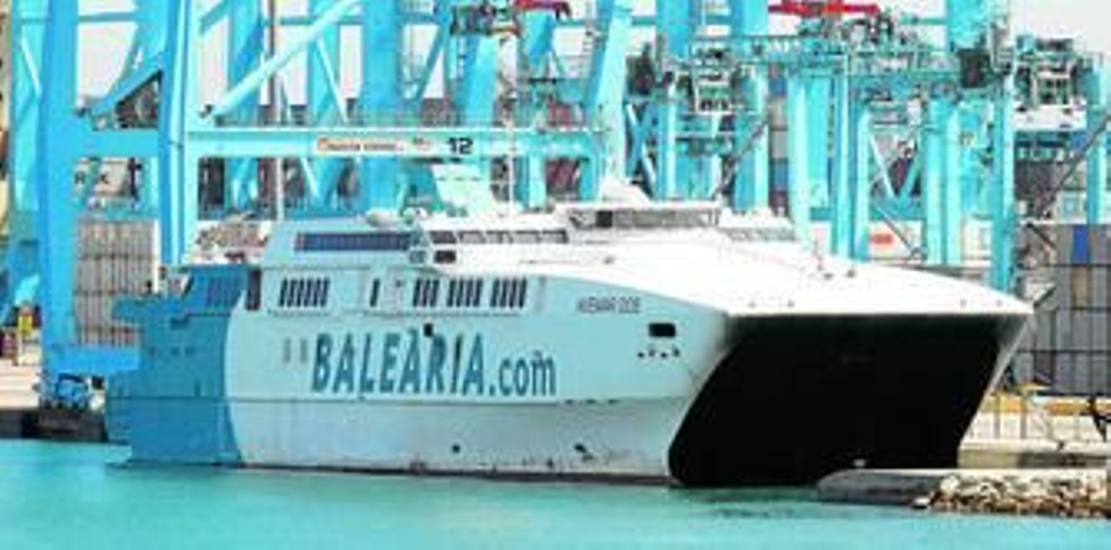 Imagen del ferry 'Avemar Dos', atracado en el muelle Juan Carlos I norte, ayer por la tarde.