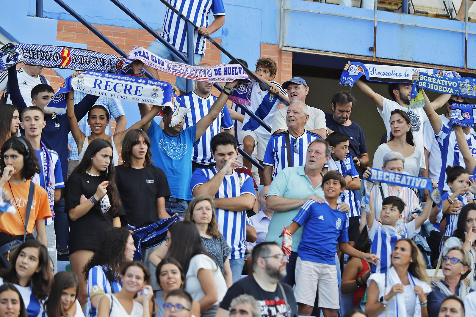 Imágenes del ambiente en el Recreativo de Huelva y Antequera CF