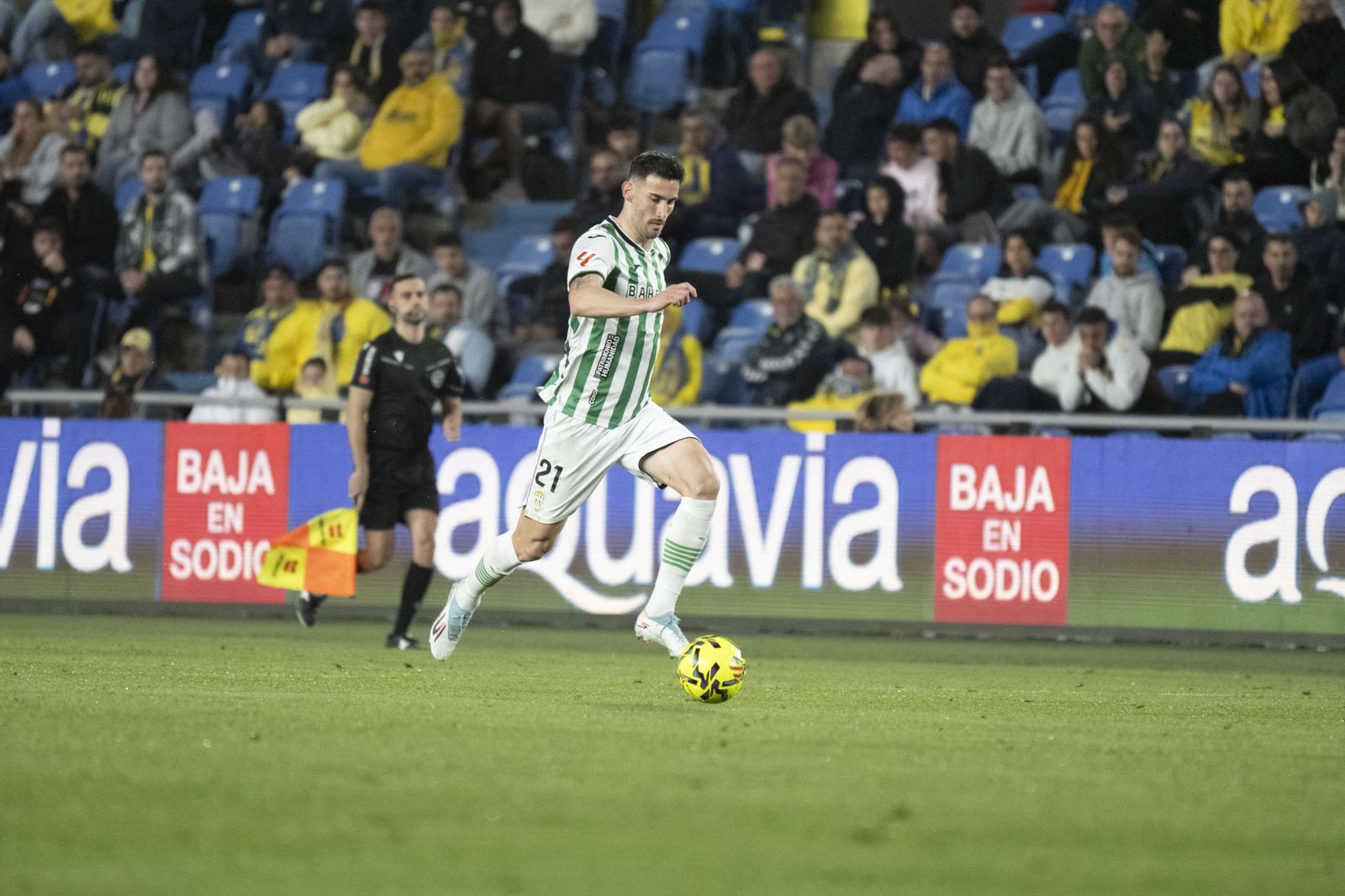 Albarrán controla el balón durante un lance de un partido.