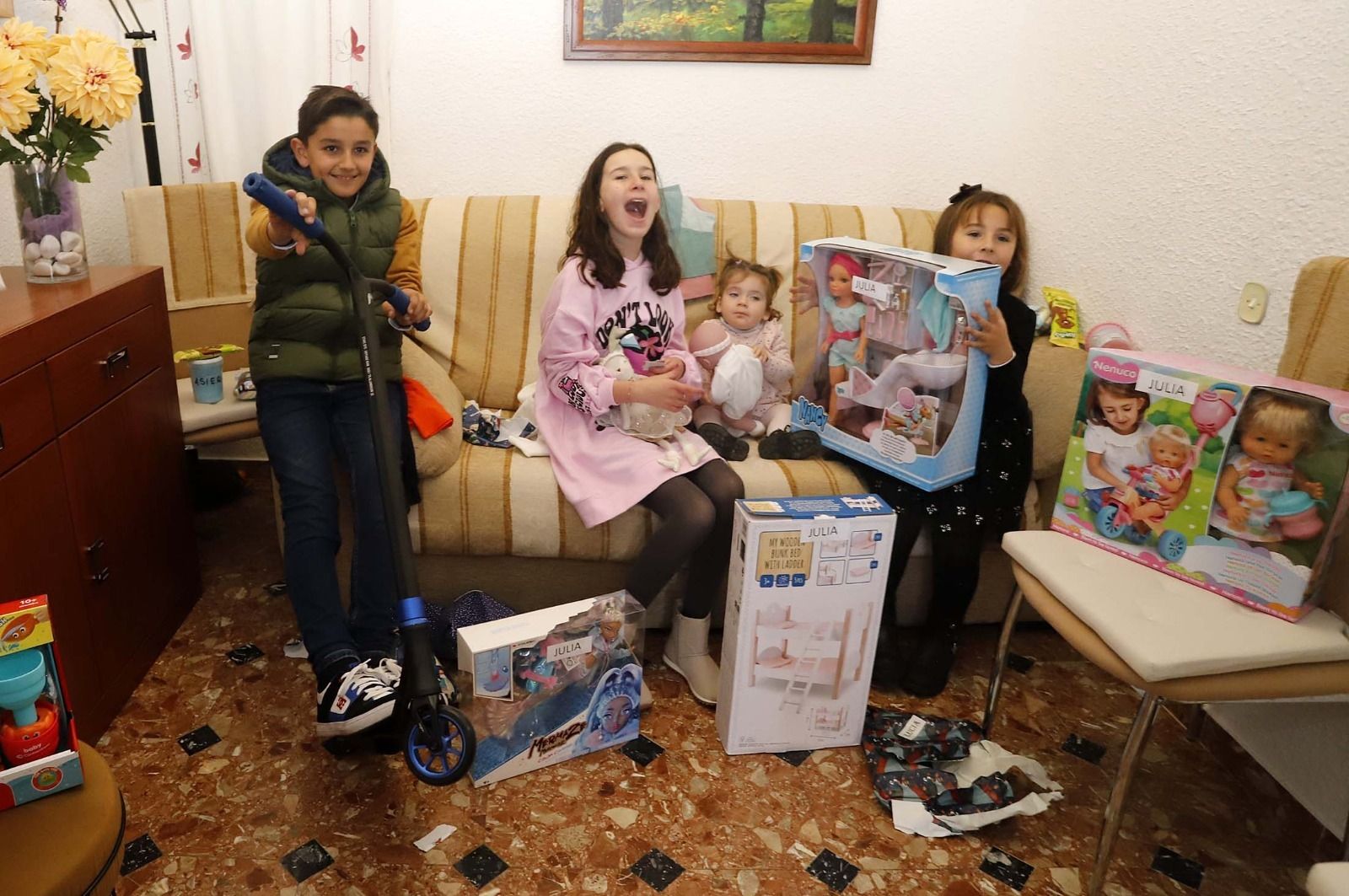 Imágenes de la mañana de ilusión en los hogares de Huelva