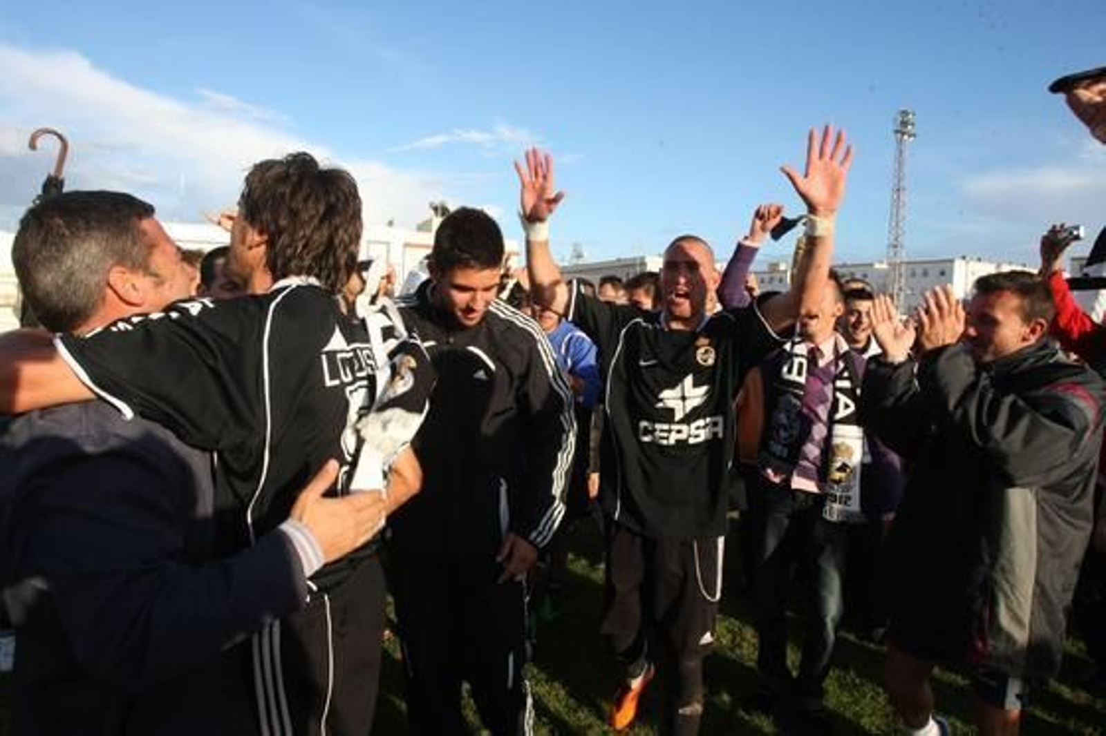 Los linenses empatan sin goles en Puerto Real y celebran el título de campeón de Liga.

Foto: Paco Guerrero