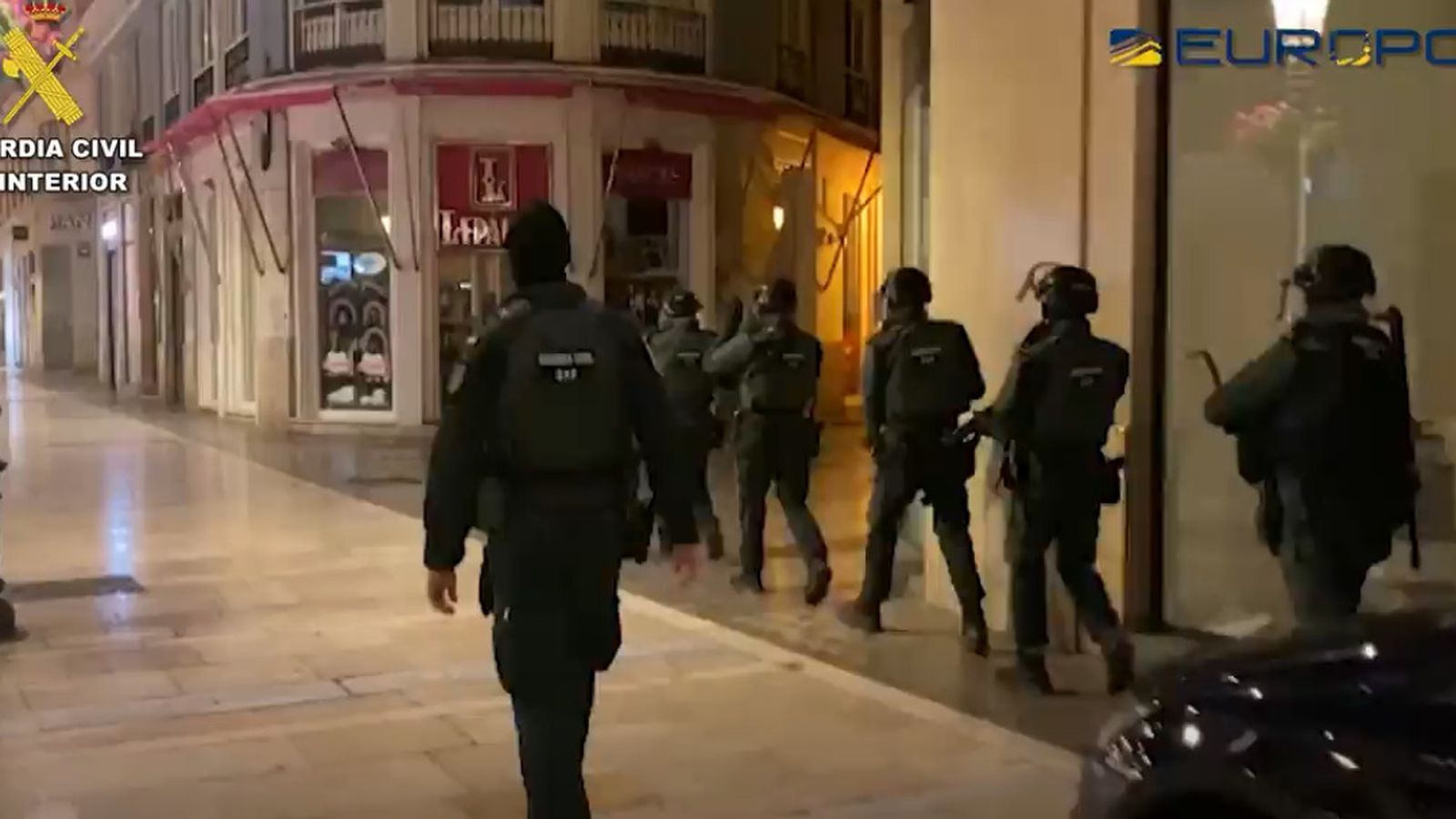 La Guardia Civil escolta, en Málaga,  a uno de los detenidos del clan de los Farruku.