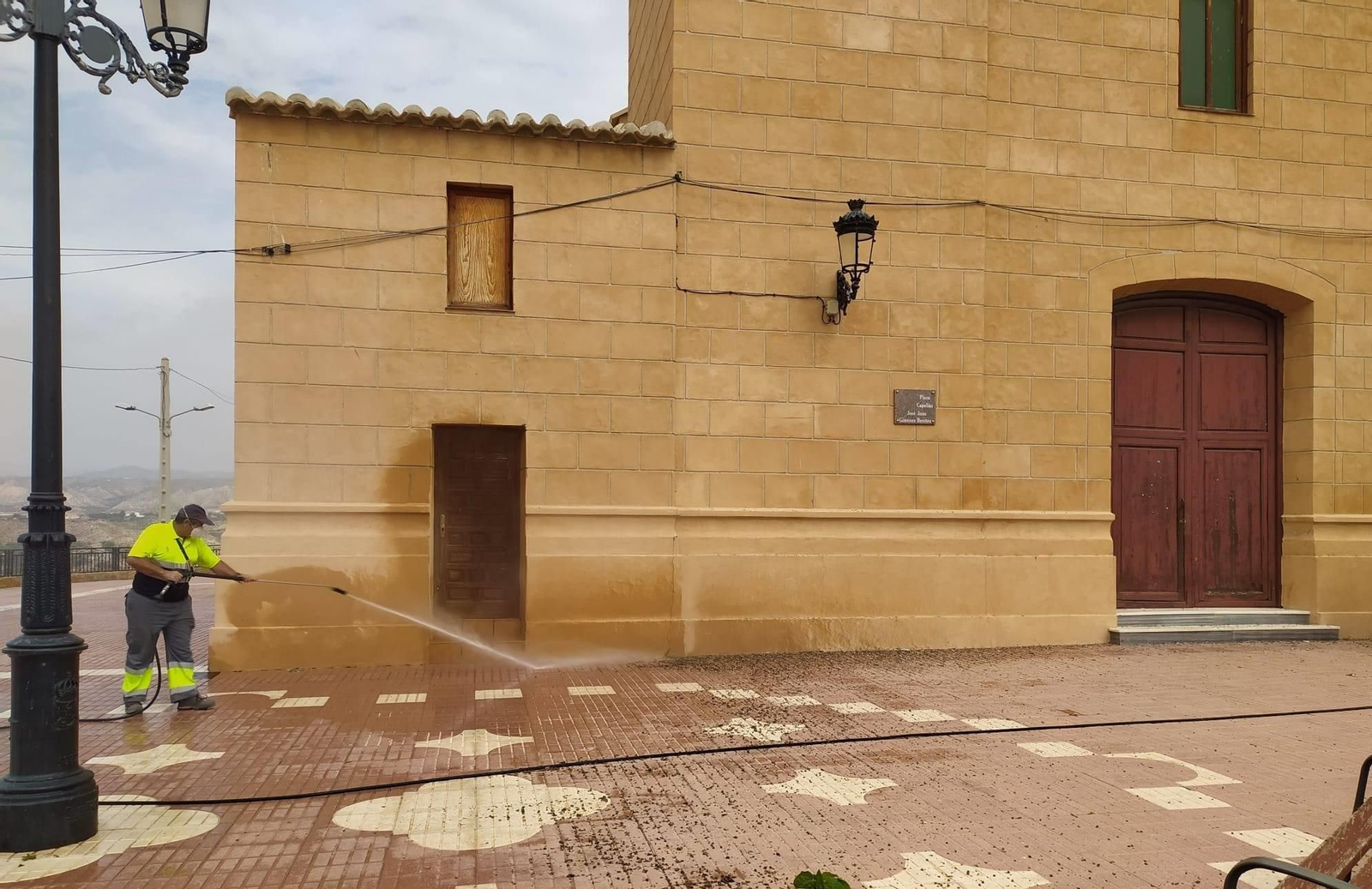 Desinfección de espacios públicos en Huércal-Overa, una de las poblaciones más afectadas por el virus estas semanas.