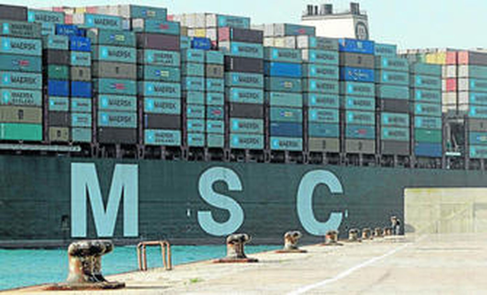 El 'MSC Oliver', visto desde el dique norte a su llegada al puerto de Algeciras.