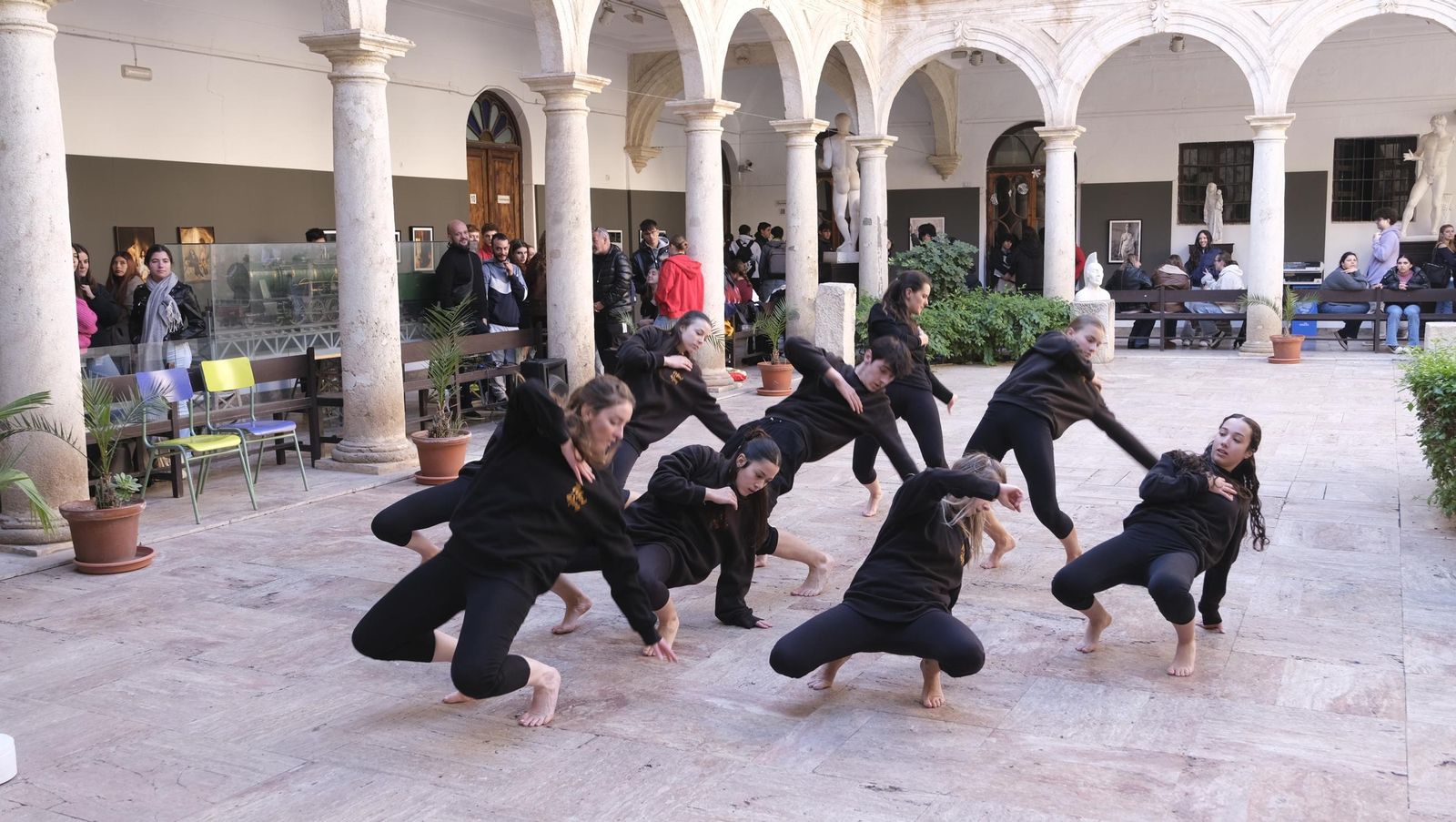 ¿Eres + machista o + racista?, exposición en la Escuela de Artes de Almería, en imágenes